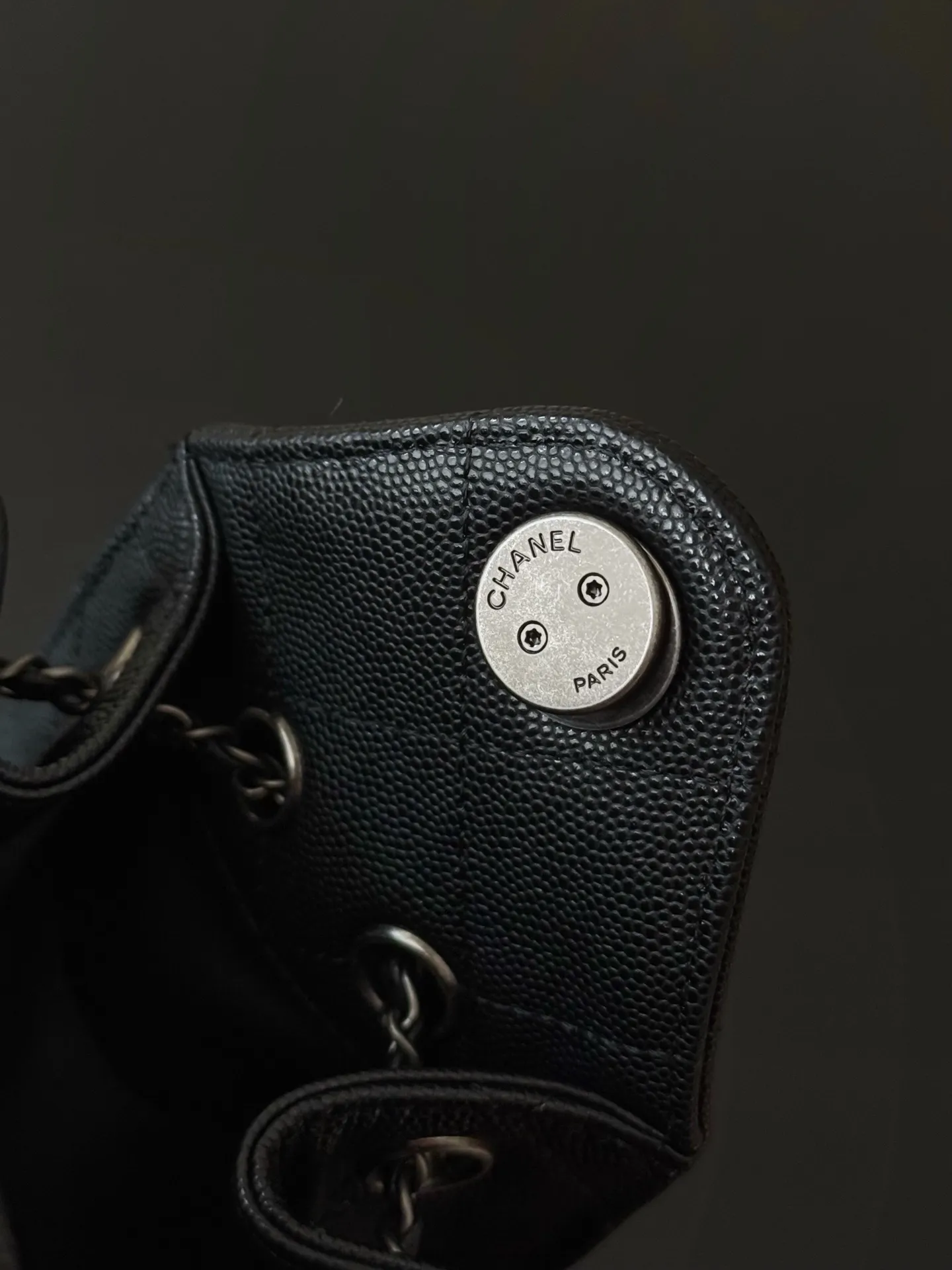 💰950¥(原厂皮)𝗖𝗵𝗮𝗻𝗲𝟭 𝟮𝟱𝗕𝗮𝗴 𝗺𝗶𝗻𝗶 𝟮𝟲𝗰 嬉皮𝗁𝗈𝖻𝗈 𝗆𝗂𝗇𝗂 🐂牛皮鱼子酱,🦌鹿皮反毛皮两种进口皮 售价𝟦𝟫𝟤𝟢𝟢𝗋𝗆𝖻购入开发 秀场热门𝟤𝟧𝖡𝖺𝗀嬉皮𝗁𝗈𝖻𝗈🔥设计独特,相当霸气的风格超大容量轻松装下日常所需❕逛街、旅行都是超高值好伙伴🧑🤝🧑上新总是让人有意外之喜,今年也不例外!25C早春系列包包的颜值又上了一个高度。今天这款多口袋hobo是这一季的风标,秀场推出后营销的异常火热。多口袋的设计简直将随性慵懒感拉满,搭配光泽感十足的复古五金 logo,可以说是这一季的王者了。细看的话真的有点像的吊床包,包身很有街头感,空间也是相当的大。上身后的效果和整体穿搭会让你瞬间就想种草,侧面的口袋装饰很有都市感工装风,给整体增加了不少的时尚因素。这牌子我们出过很多了,同渠道的东西没啥需要再多介绍了,闭眼收就是了,依然是我们的yyds系列,独家的进口原料原五金,刚出来的好东西! 五金:厚镀𝟤𝟦𝗄复古银 皮质:进口小牛皮🐂鱼子酱 尺寸:𝟤𝟢*𝟤𝟤*𝟣𝟤.𝟧 𝖼𝗆 型号:AS5631