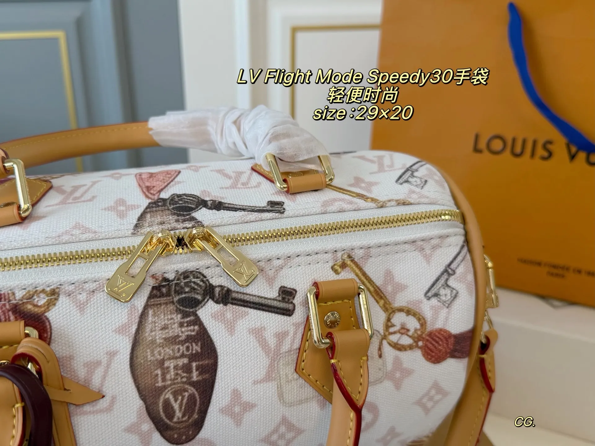 P175 （无盒） size:29&times;20 LV路易威登Flight Mode Speedy 30手袋枕头包💕 轻便耐用。包身印有钥匙、行李牌等旅行元素，灵感满满。容量适中，通勤或短途旅行都很OK！ 肩带🉑手提🉑斜挎，随心切换，实用又时髦✨