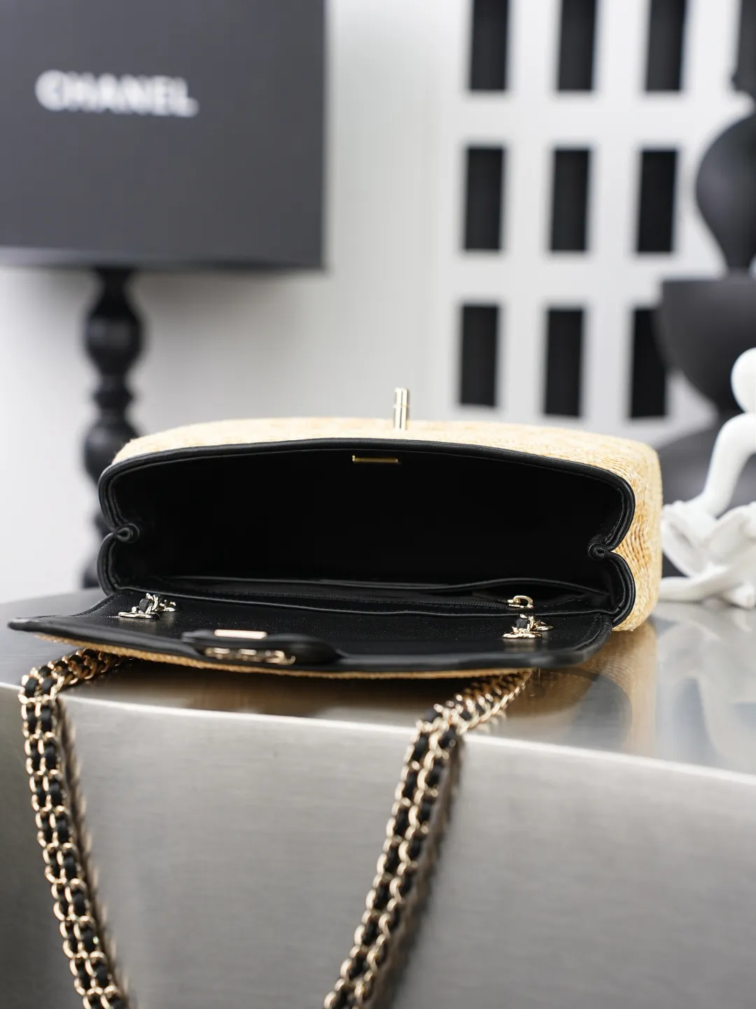 💼𝑪𝒉𝒂𝒏𝒆𝒍 𝟐𝟔𝑪 | 拉菲草𝑪𝑭编织👜 💜独家背景💜实物实拍/顶级质量 ✨草编拼黑皮链条包🖤，天然浅黄草编面料搭配细腻牛皮包边🌼，亮银色旋扣锁扣精致亮眼，搭配皮穿金属链条肩带，单肩斜挎随心切换，包身版型挺括柔和，后置菱格贴袋增加收纳空间，内里分层隔袋搭配拉链暗袋，容量充裕满足日常出行，草编材质自带清爽度假氛围☀️，春夏出游、日常逛街穿搭氛围感拉满。 款号：6017 尺寸：𝟏𝟒&times;𝟐𝟑&times;𝟖𝒄𝒎