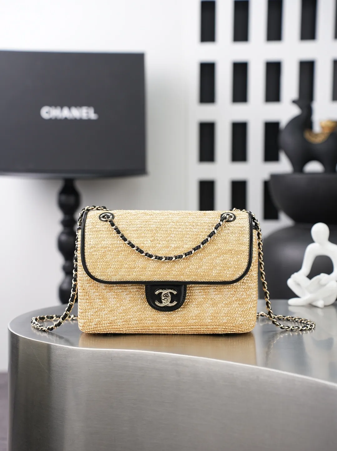 💼𝑪𝒉𝒂𝒏𝒆𝒍 𝟐𝟔𝑪 | 拉菲草𝑪𝑭编织👜 💜独家背景💜实物实拍/顶级质量 ✨草编拼黑皮链条包🖤，天然浅黄草编面料搭配细腻牛皮包边🌼，亮银色旋扣锁扣精致亮眼，搭配皮穿金属链条肩带，单肩斜挎随心切换，包身版型挺括柔和，后置菱格贴袋增加收纳空间，内里分层隔袋搭配拉链暗袋，容量充裕满足日常出行，草编材质自带清爽度假氛围☀️，春夏出游、日常逛街穿搭氛围感拉满。 款号：6017 尺寸：𝟏𝟒&times;𝟐𝟑&times;𝟖𝒄𝒎