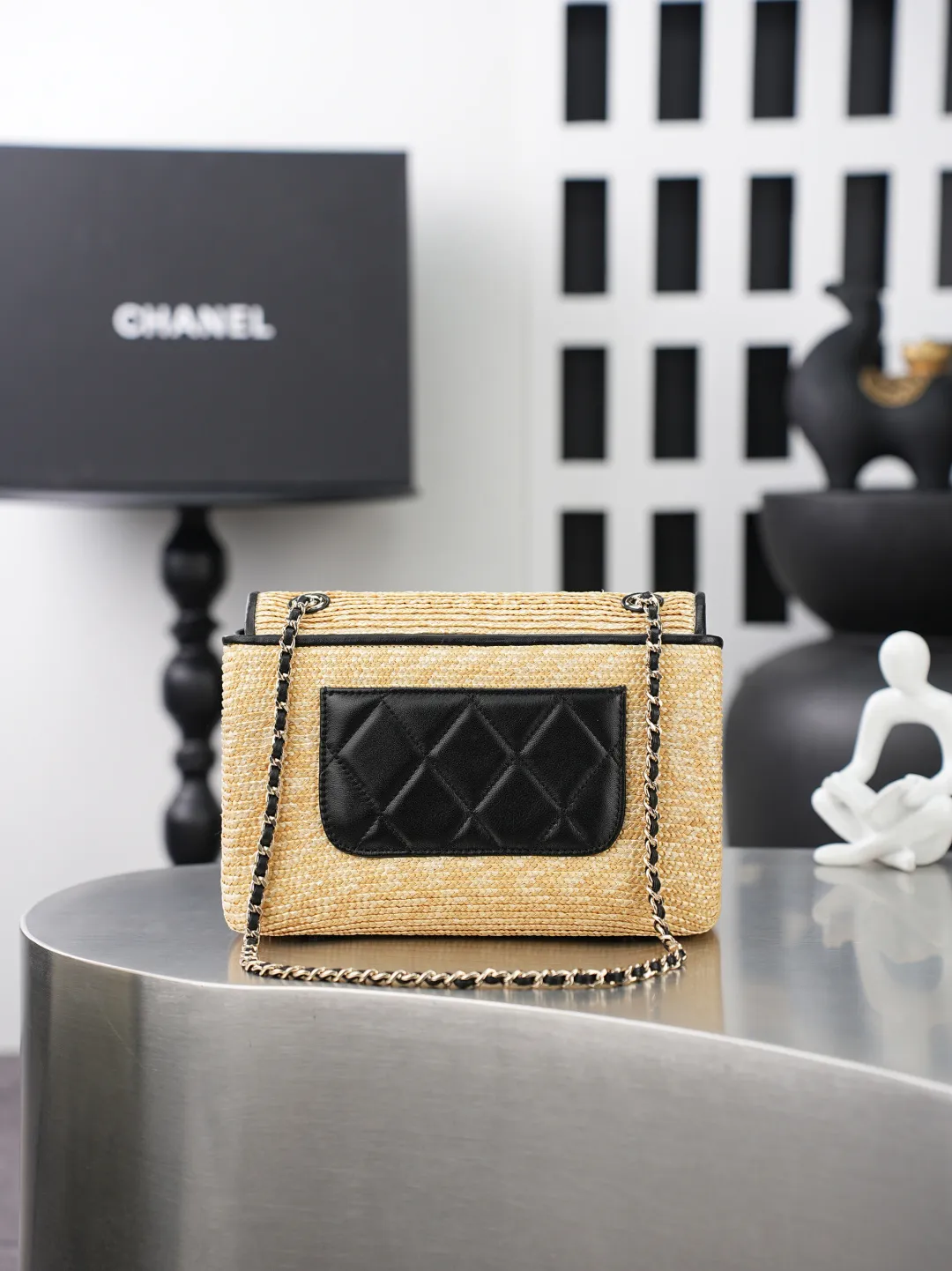 💼𝑪𝒉𝒂𝒏𝒆𝒍 𝟐𝟔𝑪 | 拉菲草𝑪𝑭编织👜 💜独家背景💜实物实拍/顶级质量 ✨草编拼黑皮链条包🖤，天然浅黄草编面料搭配细腻牛皮包边🌼，亮银色旋扣锁扣精致亮眼，搭配皮穿金属链条肩带，单肩斜挎随心切换，包身版型挺括柔和，后置菱格贴袋增加收纳空间，内里分层隔袋搭配拉链暗袋，容量充裕满足日常出行，草编材质自带清爽度假氛围☀️，春夏出游、日常逛街穿搭氛围感拉满。 款号：6017 尺寸：𝟏𝟒&times;𝟐𝟑&times;𝟖𝒄𝒎