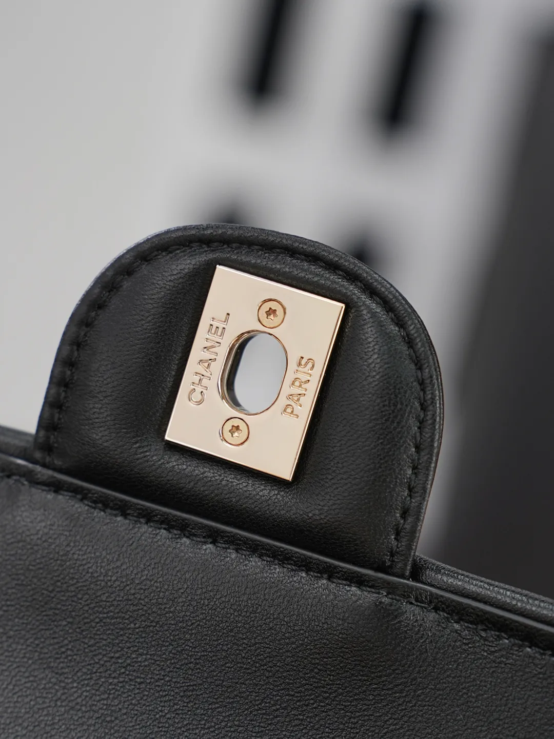 💼𝑪𝒉𝒂𝒏𝒆𝒍 𝟐𝟔𝑪 | 拉菲草𝑪𝑭编织👜 💜独家背景💜实物实拍/顶级质量 ✨草编拼黑皮链条包🖤,天然浅黄草编面料搭配细腻牛皮包边🌼,亮银色旋扣锁扣精致亮眼,搭配皮穿金属链条肩带,单肩斜挎随心切换,包身版型挺括柔和,后置菱格贴袋增加收纳空间,内里分层隔袋搭配拉链暗袋,容量充裕满足日常出行,草编材质自带清爽度假氛围☀️,春夏出游、日常逛街穿搭氛围感拉满。 款号:6017 尺寸:𝟏𝟒×𝟐𝟑×𝟖𝒄𝒎