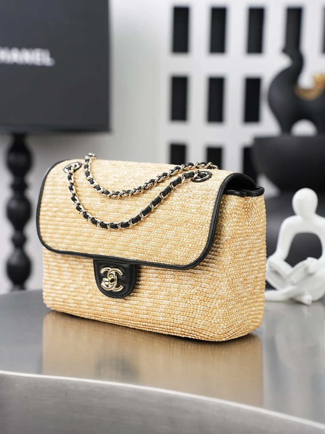 💼𝑪𝒉𝒂𝒏𝒆𝒍 𝟐𝟔𝑪 | 拉菲草𝑪𝑭编织👜 💜独家背景💜实物实拍/顶级质量 ✨草编拼黑皮链条包🖤，天然浅黄草编面料搭配细腻牛皮包边🌼，亮银色旋扣锁扣精致亮眼，搭配皮穿金属链条肩带，单肩斜挎随心切换，包身版型挺括柔和，后置菱格贴袋增加收纳空间，内里分层隔袋搭配拉链暗袋，容量充裕满足日常出行，草编材质自带清爽度假氛围☀️，春夏出游、日常逛街穿搭氛围感拉满。 款号：6017 尺寸：𝟏𝟒&times;𝟐𝟑&times;𝟖𝒄𝒎