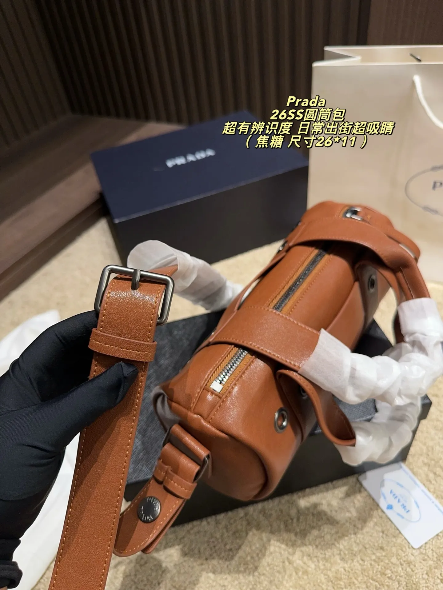 p180配盒⚠️尺寸26*11 普拉达Prada 26SS圆筒包是2023春夏系列快闪限定,棕色皮革+金属孔眼,简约又有工业感✨。圆筒造型容量适中,通勤休闲都OK!肩带可调节,手提斜挎随心切换,实用性满分。无性别设计,男女都能轻松驾驭,时尚又百搭,超适合喜欢个性风格的你!