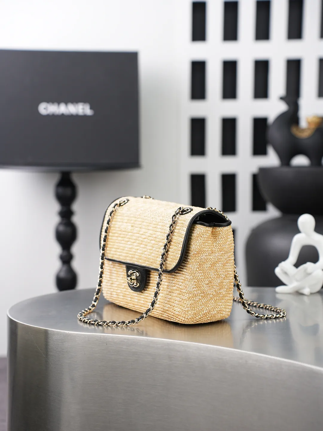 💼𝑪𝒉𝒂𝒏𝒆𝒍 𝟐𝟔𝑪 | 拉菲草𝑪𝑭编织👜 💜独家背景💜实物实拍/顶级质量 ✨草编拼黑皮链条包🖤,天然浅黄草编面料搭配细腻牛皮包边🌼,亮银色旋扣锁扣精致亮眼,搭配皮穿金属链条肩带,单肩斜挎随心切换,包身版型挺括柔和,后置菱格贴袋增加收纳空间,内里分层隔袋搭配拉链暗袋,容量充裕满足日常出行,草编材质自带清爽度假氛围☀️,春夏出游、日常逛街穿搭氛围感拉满。 款号:6017 尺寸:𝟏𝟒×𝟐𝟑×𝟖𝒄𝒎