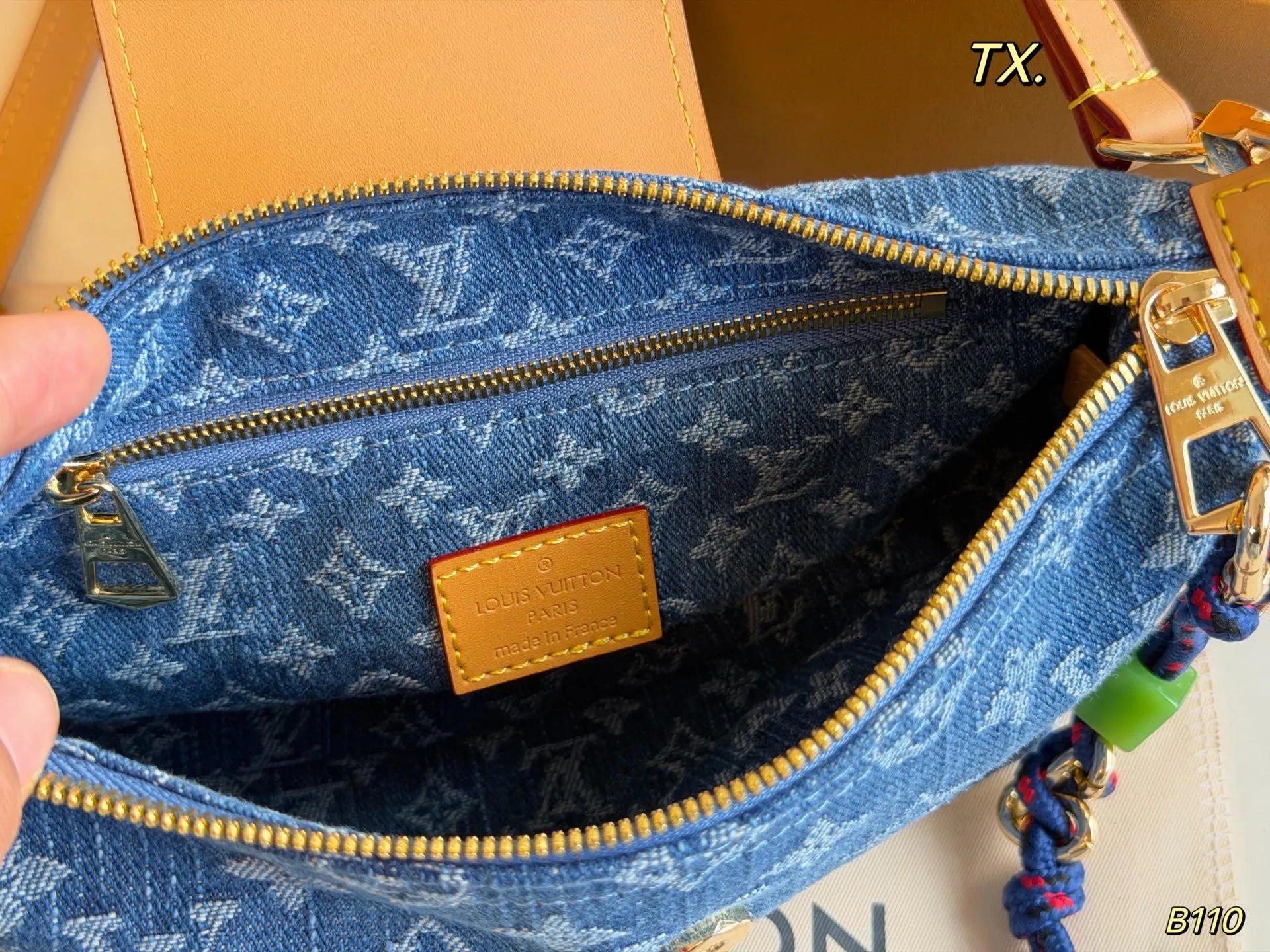 P160 （折叠盒飞机盒） size:18&times;12 LV路易威登丹宁牛仔饭盒包饺子包 复古又时髦，小巧轻便，日常通勤、约会都超适合！ 背起来很舒服～腋下包设计，休闲复古风，牛仔元素爱好者必入！ 越用越有复古感，背法多变，实用又百搭！