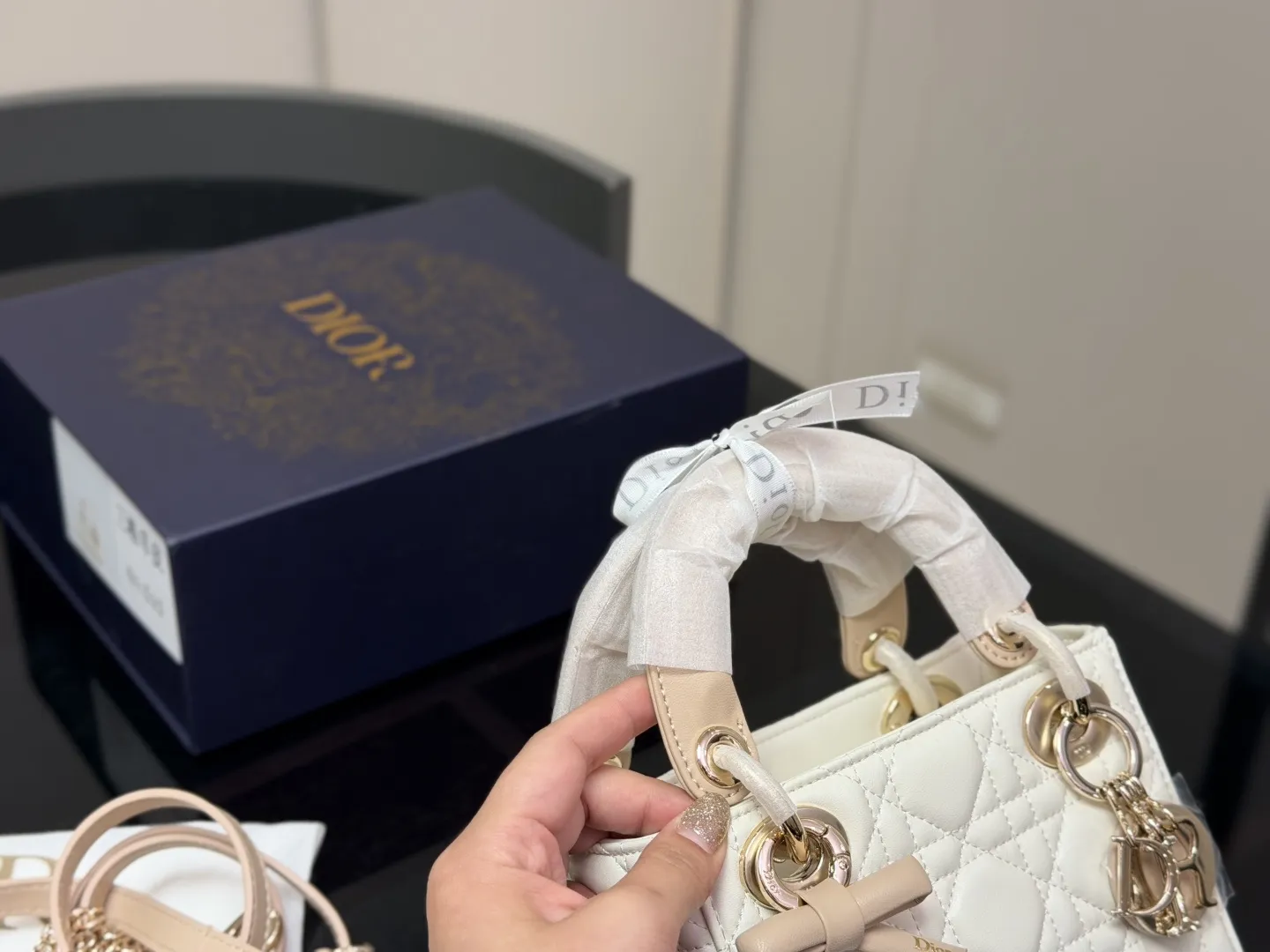 &yen;205 配折叠盒 尺寸：17cm 高品版.升级顶级原单出货 ✅ 迪奥 戴妃羊皮款 搭配最新的肩带 更加加分！！ ⚠⚠小牛皮材质！