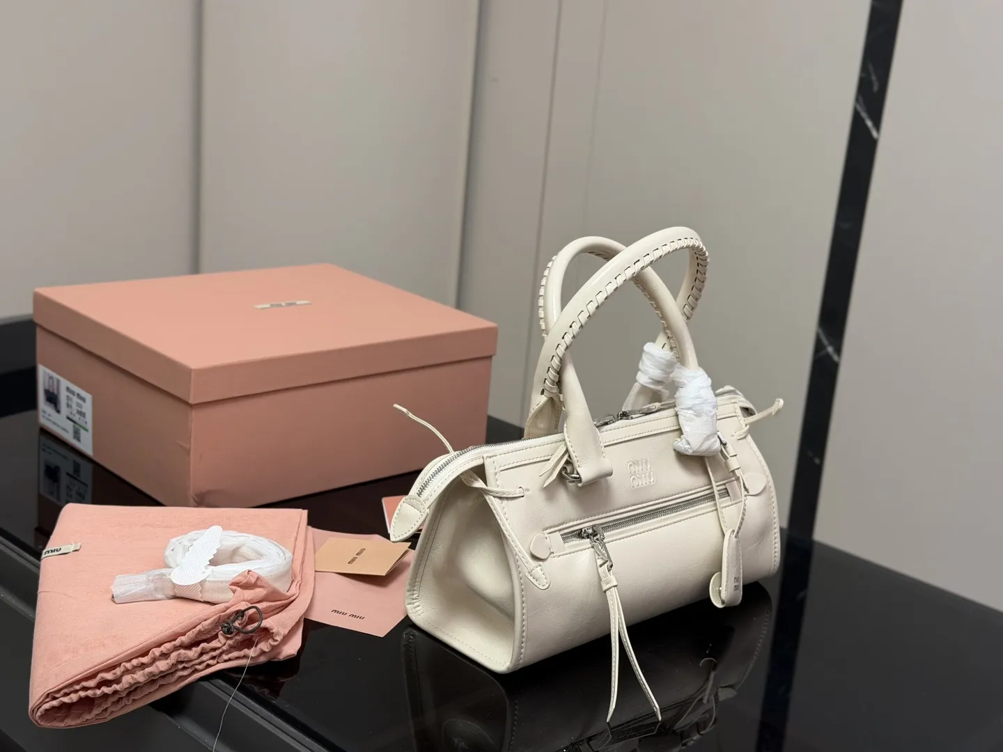 &yen;255 配盒 size：30.15cm 少女心爆棚 Miumiu新款法棍 软软的小只 超能装可腋下可手提 心都融化了