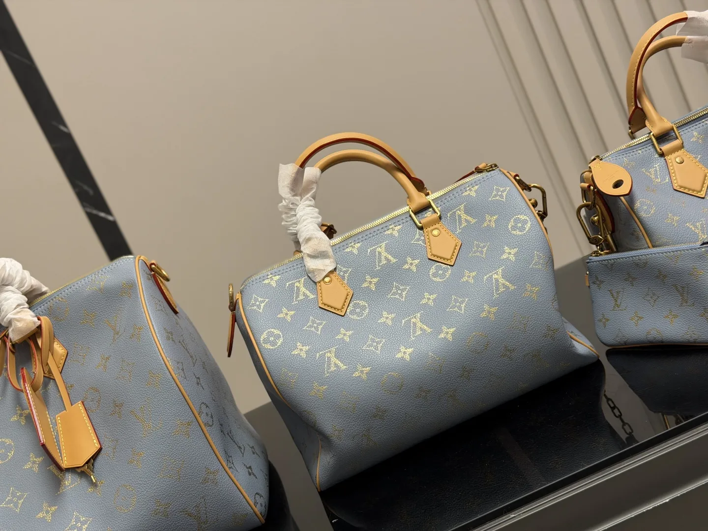 &yen;260 &yen;290 &yen;310 全套包装 size：25cm 30cm 40cm 快來看看Lv Speedy25 30枕头包 公分日常、旅行都適合! 这个尺寸太喜欢了 真好用！也太 COOL！