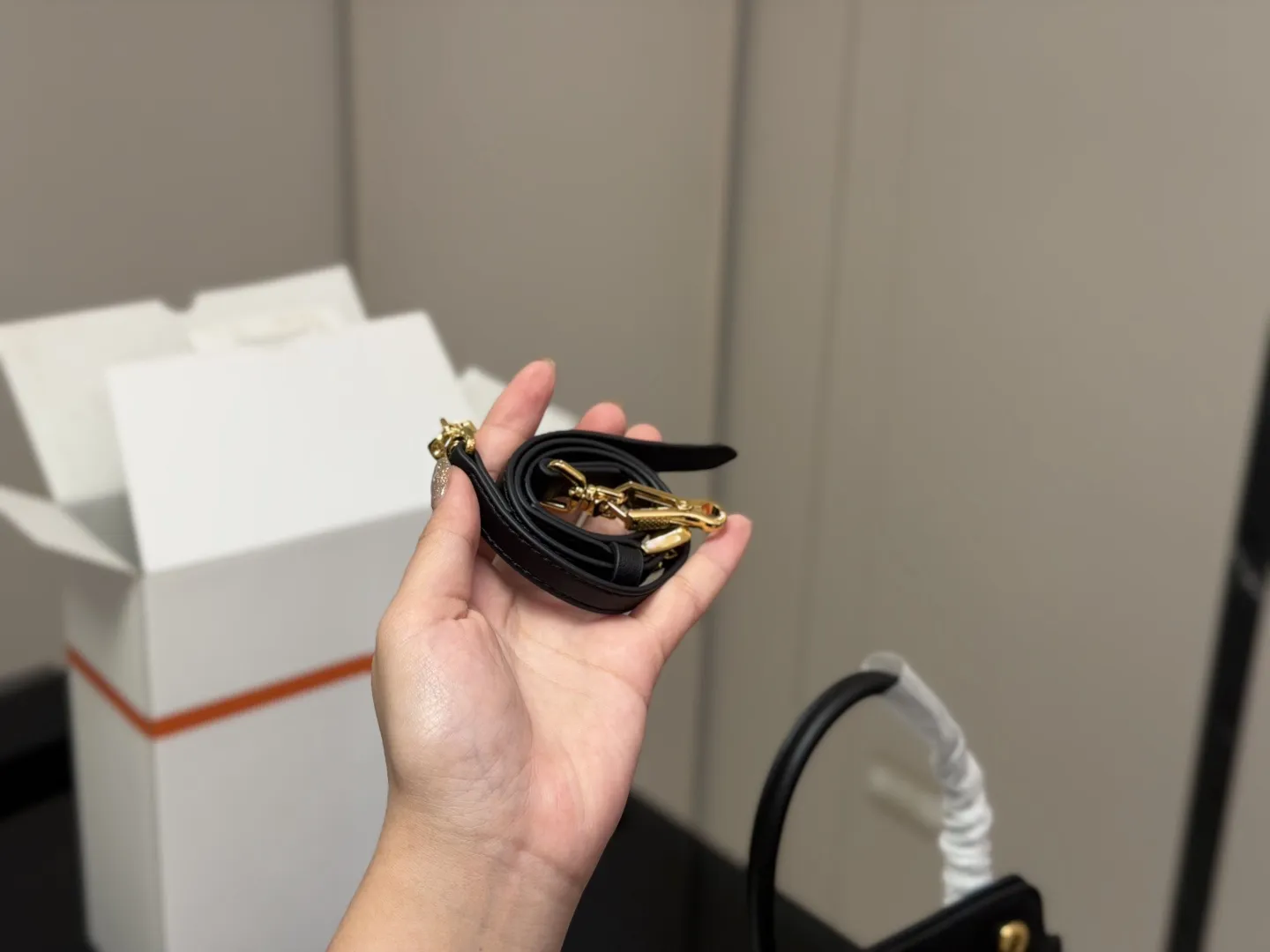 &yen;190 配盒 全民都在推普拉达的包包 Prada新品Carry Explore邮差包~新品上市NEVNE 国轻松打造夏日清爽又时髦的Look 包包散发着酷炫机能风之余，还带有些知识分子气质~自t手提配短肩，可拆卸肩带。 20.21cm