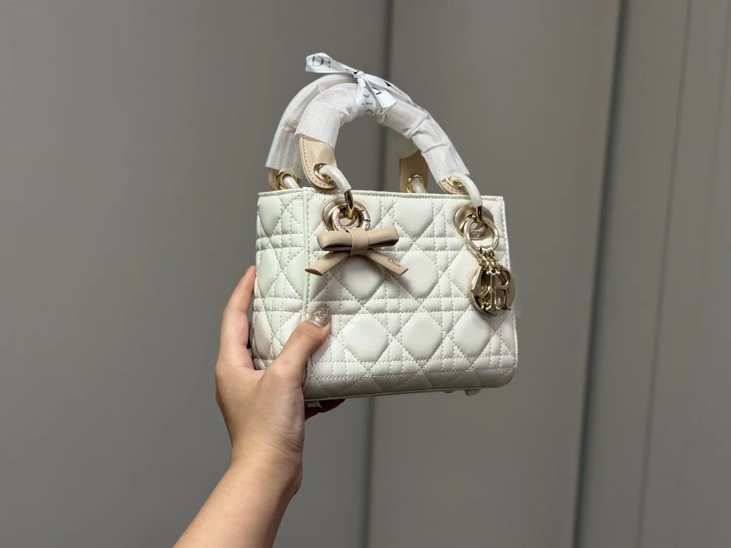 &yen;205 配折叠盒 尺寸：17cm 高品版.升级顶级原单出货 ✅ 迪奥 戴妃羊皮款 搭配最新的肩带 更加加分！！ ⚠⚠小牛皮材质！