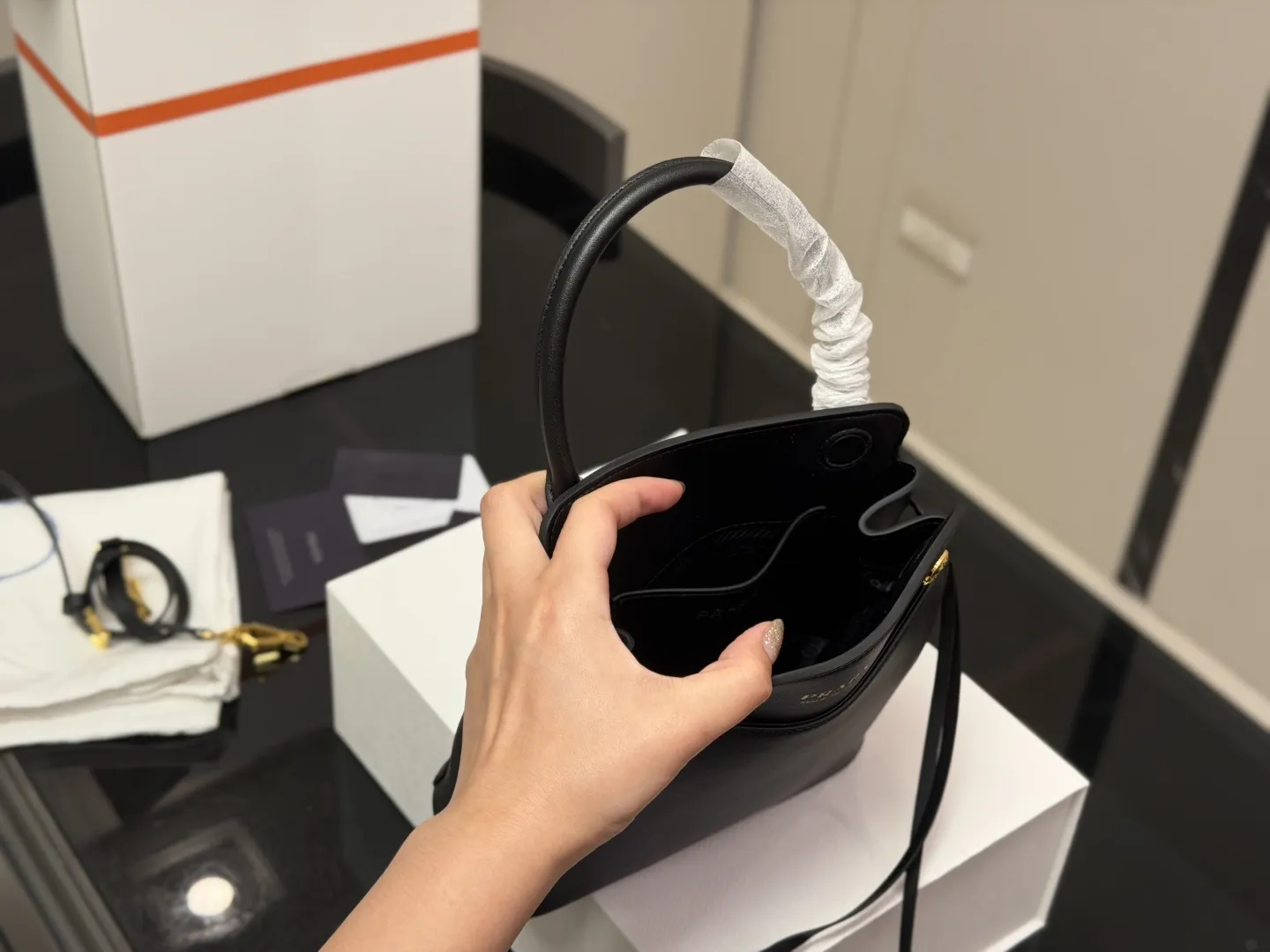 &yen;190 配盒 全民都在推普拉达的包包 Prada新品Carry Explore邮差包~新品上市NEVNE 国轻松打造夏日清爽又时髦的Look 包包散发着酷炫机能风之余，还带有些知识分子气质~自t手提配短肩，可拆卸肩带。 20.21cm