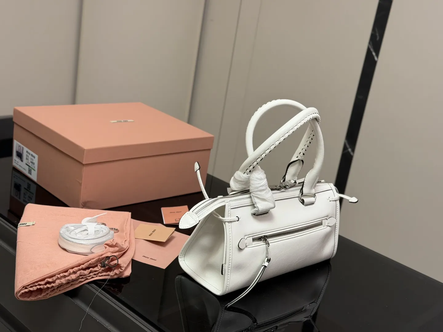 &yen;255 配盒 size：30.15cm 少女心爆棚 Miumiu新款法棍 软软的小只 超能装可腋下可手提 心都融化了