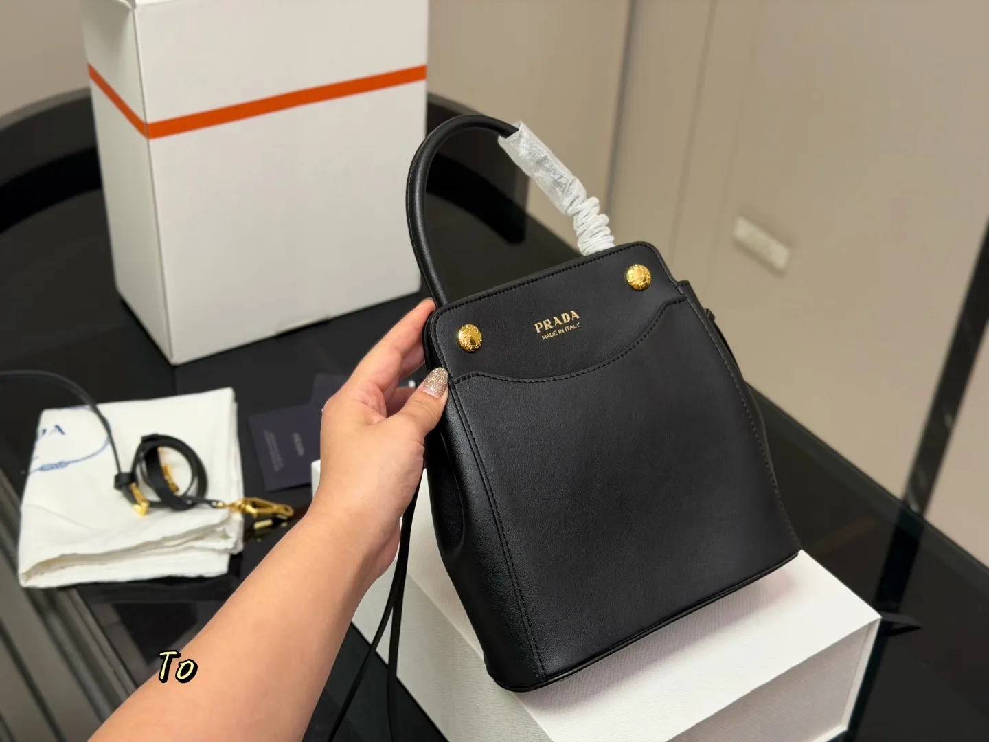 ¥190 配盒 全民都在推普拉达的包包 Prada新品Carry Explore邮差包~新品上市NEVNE 国轻松打造夏日清爽又时髦的Look 包包散发着酷炫机能风之余,还带有些知识分子气质~自t手提配短肩,可拆卸肩带。 20.21cm