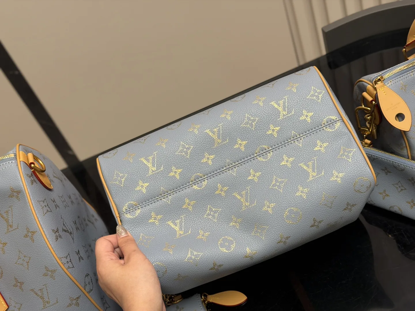 &yen;260 &yen;290 &yen;310 全套包装 size：25cm 30cm 40cm 快來看看Lv Speedy25 30枕头包 公分日常、旅行都適合! 这个尺寸太喜欢了 真好用！也太 COOL！