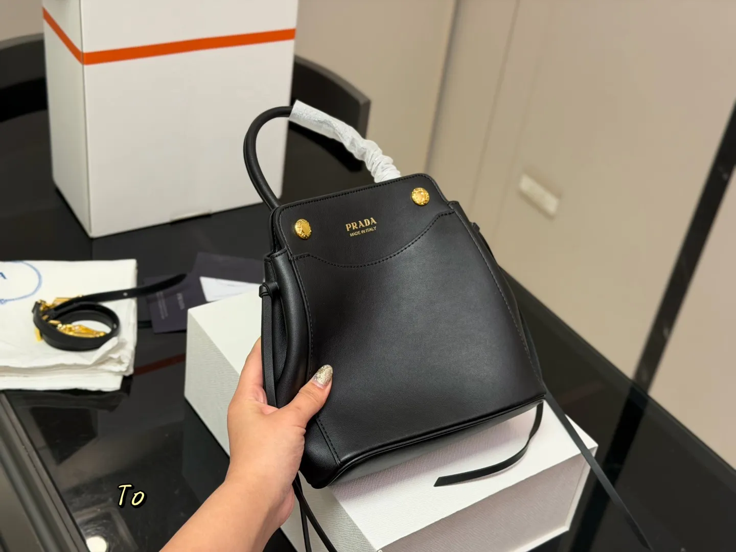 &yen;190 配盒 全民都在推普拉达的包包 Prada新品Carry Explore邮差包~新品上市NEVNE 国轻松打造夏日清爽又时髦的Look 包包散发着酷炫机能风之余，还带有些知识分子气质~自t手提配短肩，可拆卸肩带。 20.21cm