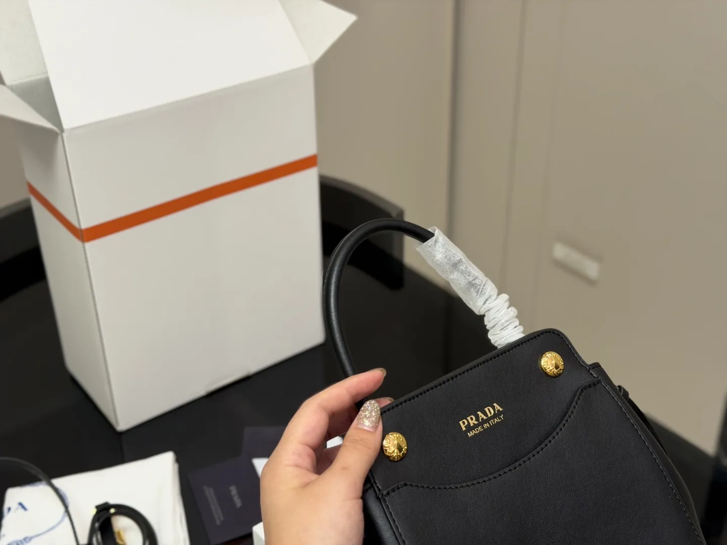 ¥190 配盒 全民都在推普拉达的包包 Prada新品Carry Explore邮差包~新品上市NEVNE 国轻松打造夏日清爽又时髦的Look 包包散发着酷炫机能风之余,还带有些知识分子气质~自t手提配短肩,可拆卸肩带。 20.21cm