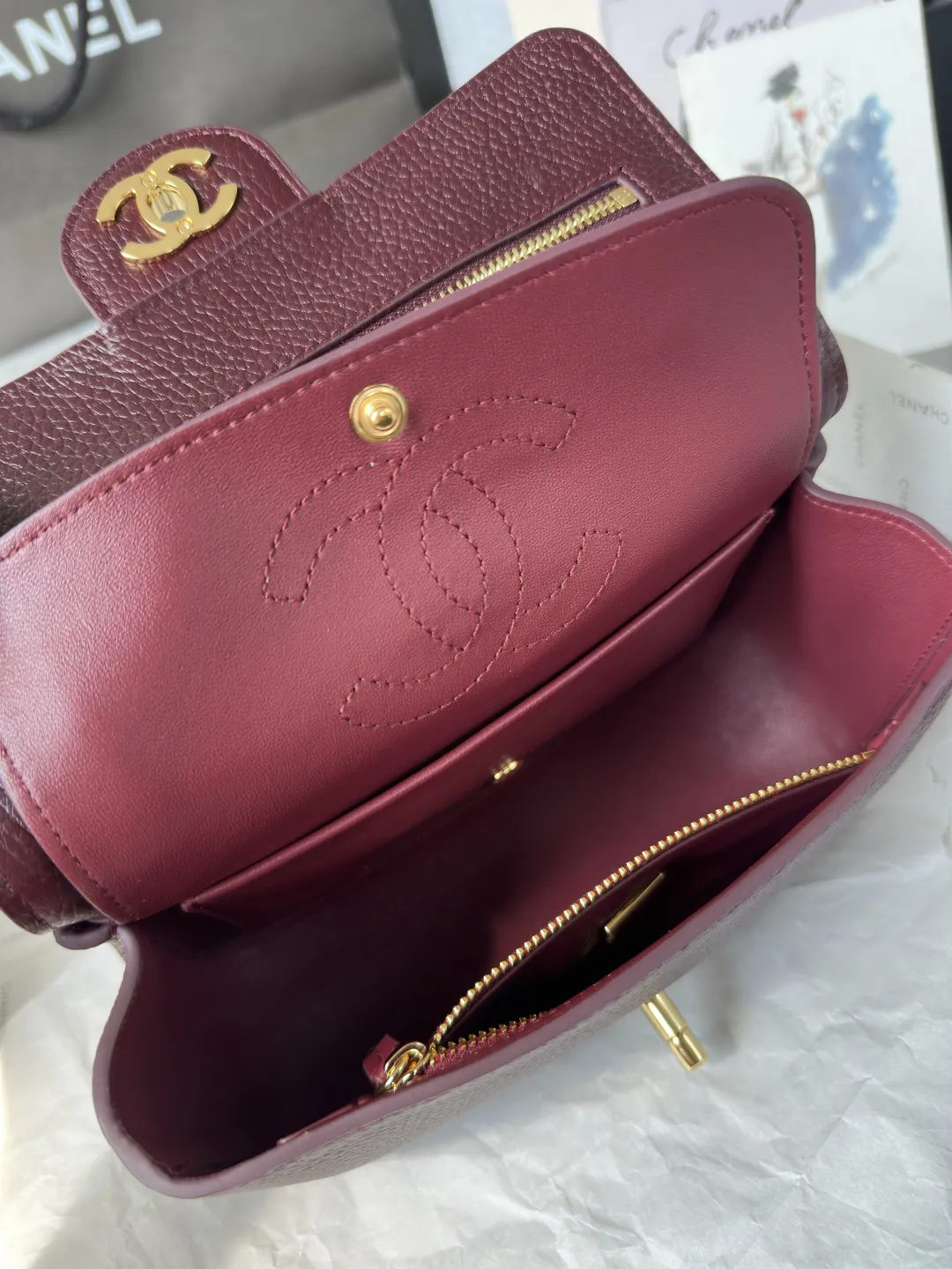 顶级货_跑量价p680 【配小香专属白盒】法国&middot;高端定制品 Chane1 Chane1 26B新款 cf Maxi miniロ盖包 26B 新尺寸mini口盖包 前几季的maxi 尺寸也超喜欢， &hearts; 这季的小尺寸更显精致！小小一只显可爱依旧是 maxi Flap的简约设计和皮质，手感软糯自带松弛感；背面带口袋；淡金色五金低调奢华～20cm的尺寸日常实用，小个子也轻松驾驭、肩带长度可以调节、单肩斜跨都可以呀！很适合日常背呀！ 款号AS6573 尺寸13-20-6CM