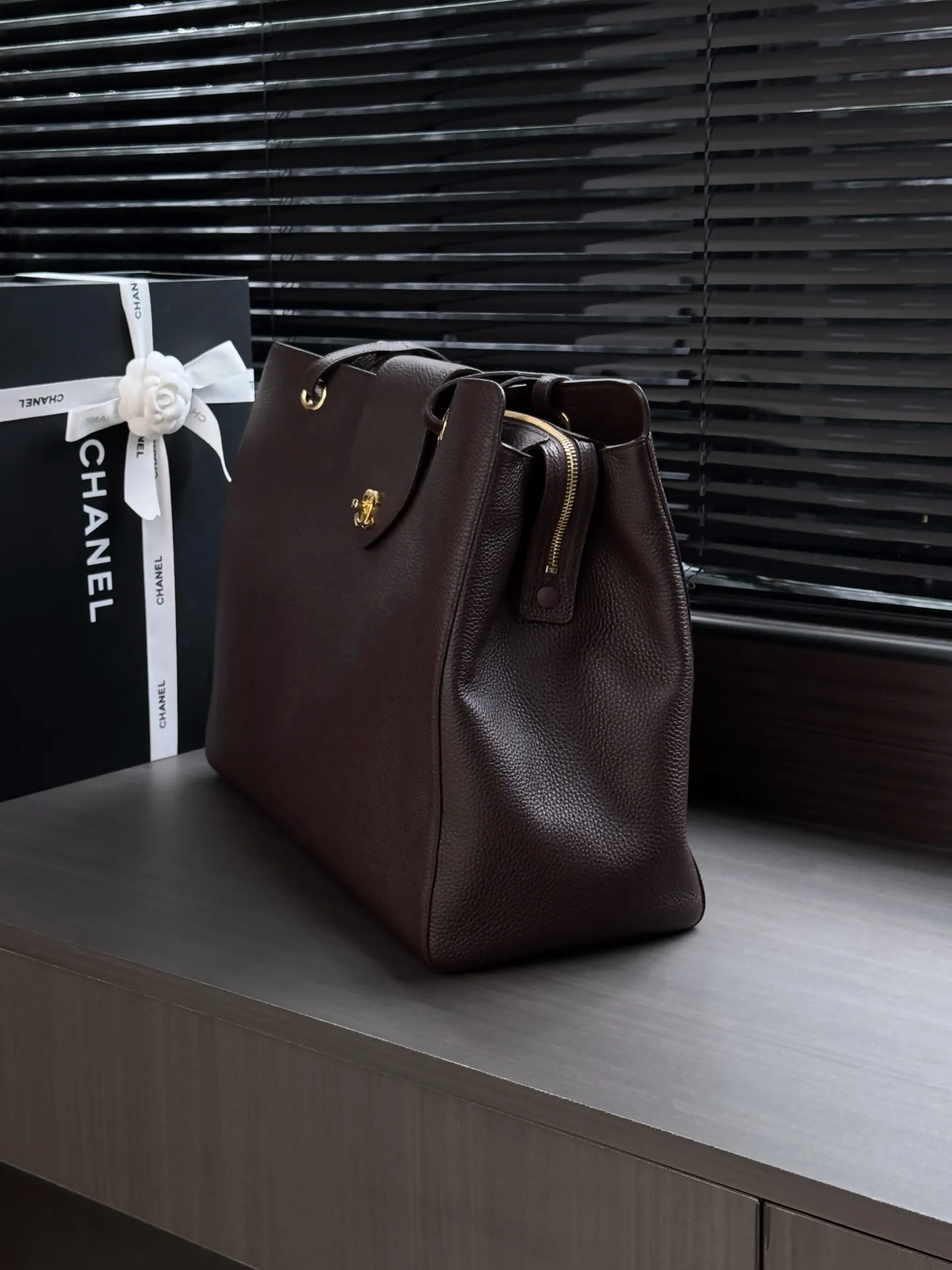 Chanel Supermodel Tote托特包，荔枝纹牛皮+金色双C Logo，简约大气超有质感！容量超大，通勤or短途旅行都能装下日常用品，实用性满分✨。硬挺包型+双肩带，手提肩背都OK，90年代经典款，时尚圈超火，明星博主都在背，是香奈儿热门必入单品！ 款号AS6245 尺寸36-46-20