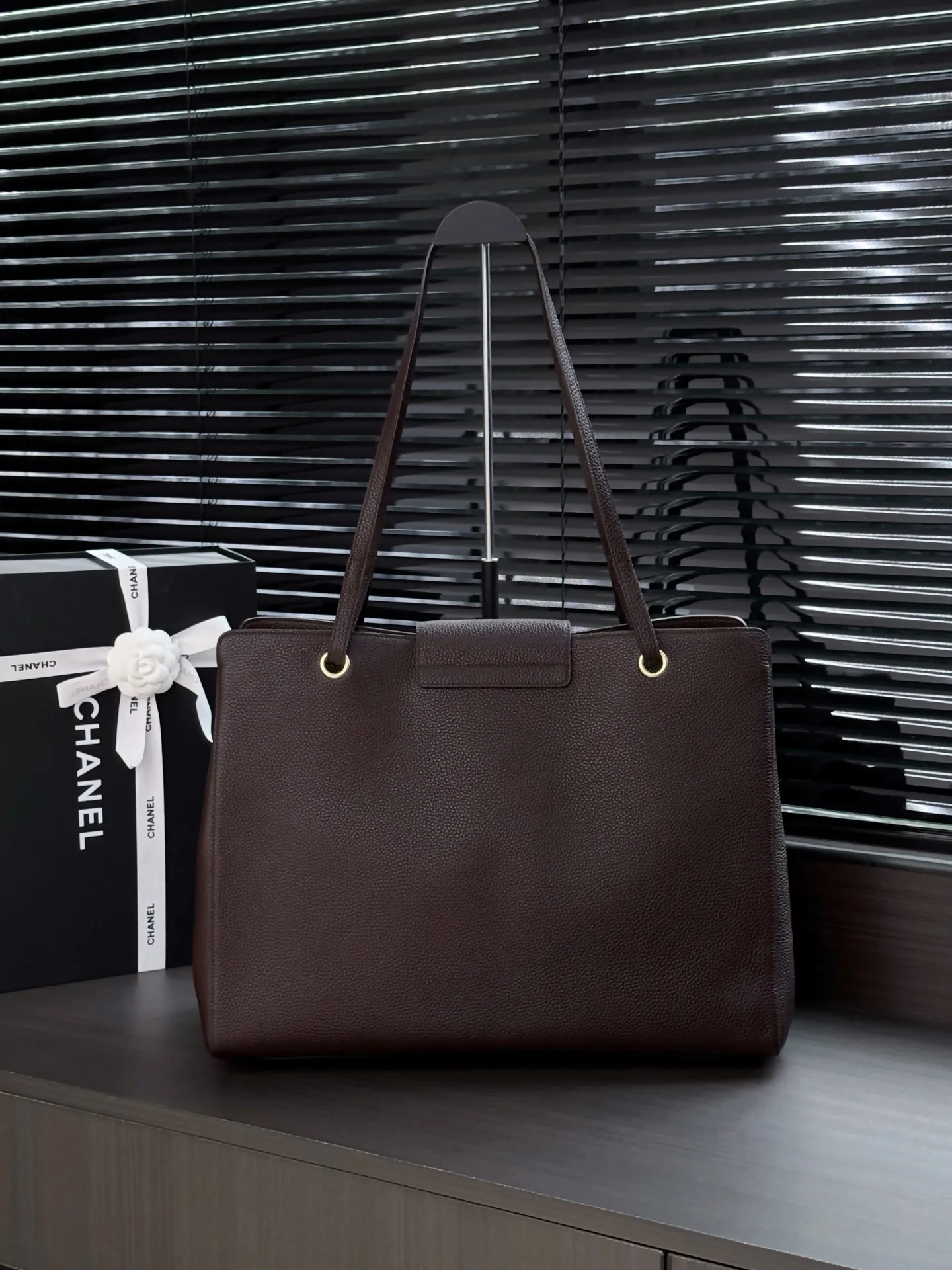 Chanel Supermodel Tote托特包，荔枝纹牛皮+金色双C Logo，简约大气超有质感！容量超大，通勤or短途旅行都能装下日常用品，实用性满分✨。硬挺包型+双肩带，手提肩背都OK，90年代经典款，时尚圈超火，明星博主都在背，是香奈儿热门必入单品！ 款号AS6245 尺寸36-46-20