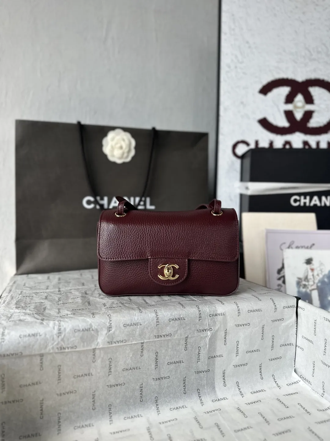 顶级货_跑量价p680 【配小香专属白盒】法国&middot;高端定制品 Chane1 Chane1 26B新款 cf Maxi miniロ盖包 26B 新尺寸mini口盖包 前几季的maxi 尺寸也超喜欢， &hearts; 这季的小尺寸更显精致！小小一只显可爱依旧是 maxi Flap的简约设计和皮质，手感软糯自带松弛感；背面带口袋；淡金色五金低调奢华～20cm的尺寸日常实用，小个子也轻松驾驭、肩带长度可以调节、单肩斜跨都可以呀！很适合日常背呀！ 款号AS6573 尺寸13-20-6CM