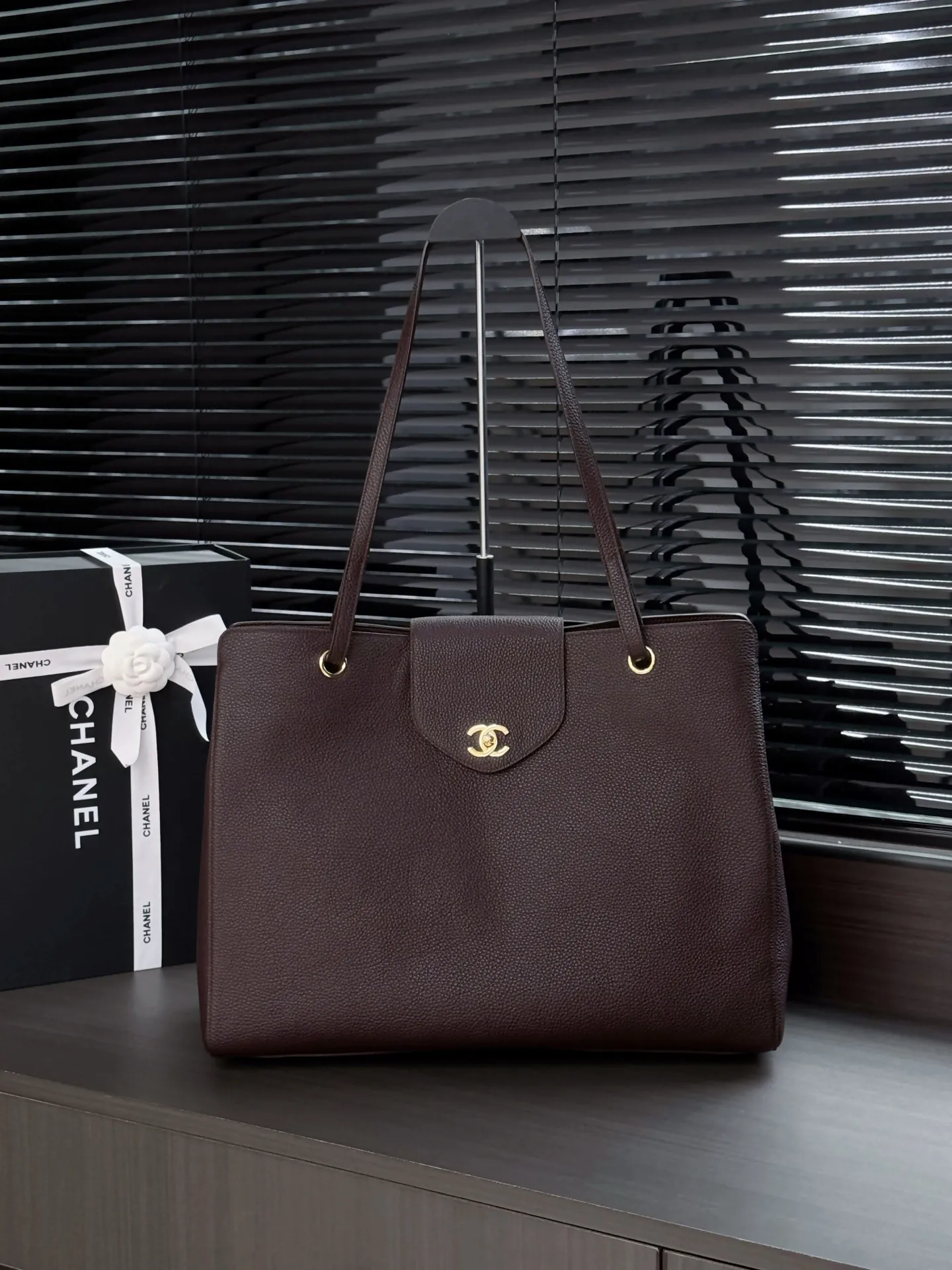 Chanel Supermodel Tote托特包，荔枝纹牛皮+金色双C Logo，简约大气超有质感！容量超大，通勤or短途旅行都能装下日常用品，实用性满分✨。硬挺包型+双肩带，手提肩背都OK，90年代经典款，时尚圈超火，明星博主都在背，是香奈儿热门必入单品！ 款号AS6245 尺寸36-46-20