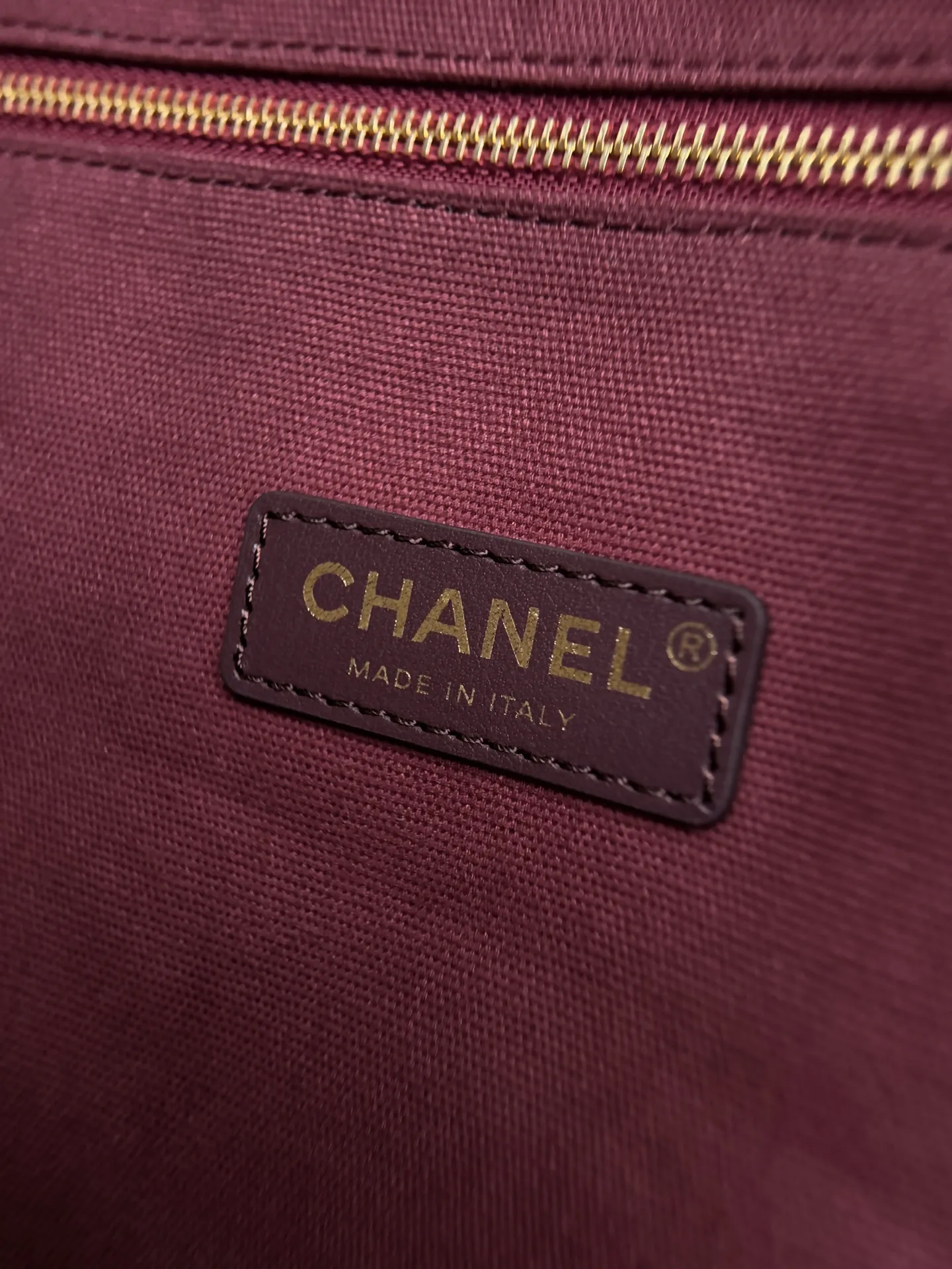 Chanel Supermodel Tote托特包，荔枝纹牛皮+金色双C Logo，简约大气超有质感！容量超大，通勤or短途旅行都能装下日常用品，实用性满分✨。硬挺包型+双肩带，手提肩背都OK，90年代经典款，时尚圈超火，明星博主都在背，是香奈儿热门必入单品！ 款号AS6245 尺寸36-46-20