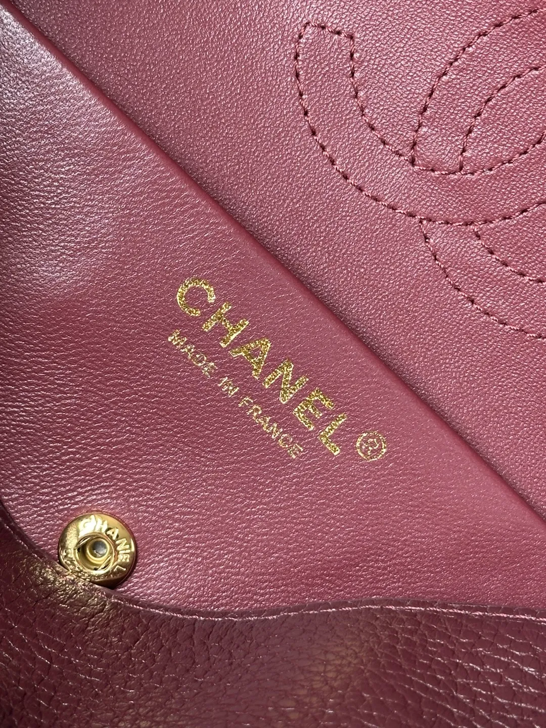 顶级货_跑量价p680 【配小香专属白盒】法国&middot;高端定制品 Chane1 Chane1 26B新款 cf Maxi miniロ盖包 26B 新尺寸mini口盖包 前几季的maxi 尺寸也超喜欢， &hearts; 这季的小尺寸更显精致！小小一只显可爱依旧是 maxi Flap的简约设计和皮质，手感软糯自带松弛感；背面带口袋；淡金色五金低调奢华～20cm的尺寸日常实用，小个子也轻松驾驭、肩带长度可以调节、单肩斜跨都可以呀！很适合日常背呀！ 款号AS6573 尺寸13-20-6CM