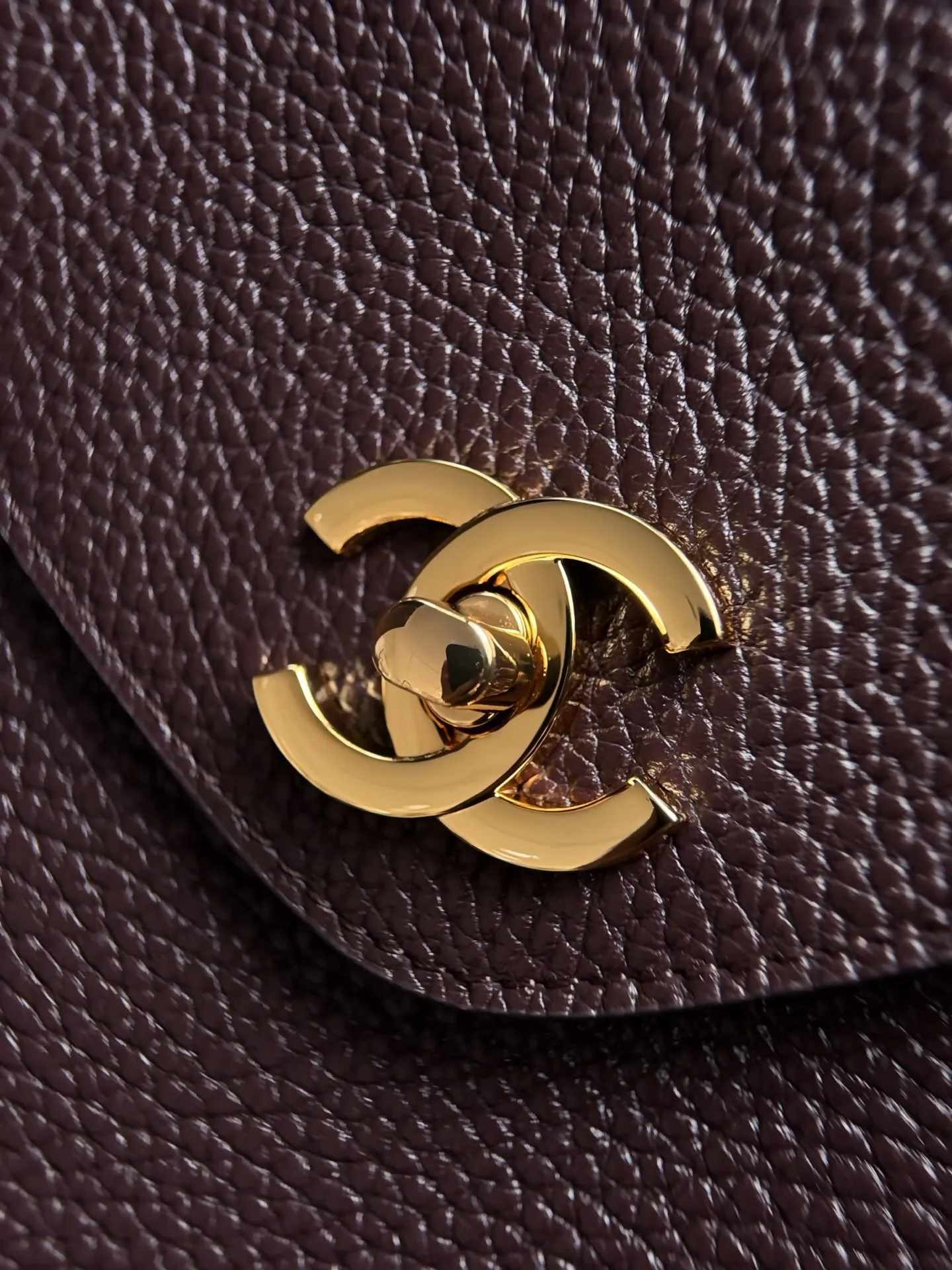 Chanel Supermodel Tote托特包,荔枝纹牛皮+金色双C Logo,简约大气超有质感!容量超大,通勤or短途旅行都能装下日常用品,实用性满分✨。硬挺包型+双肩带,手提肩背都OK,90年代经典款,时尚圈超火,明星博主都在背,是香奈儿热门必入单品! 款号AS6245 尺寸36-46-20