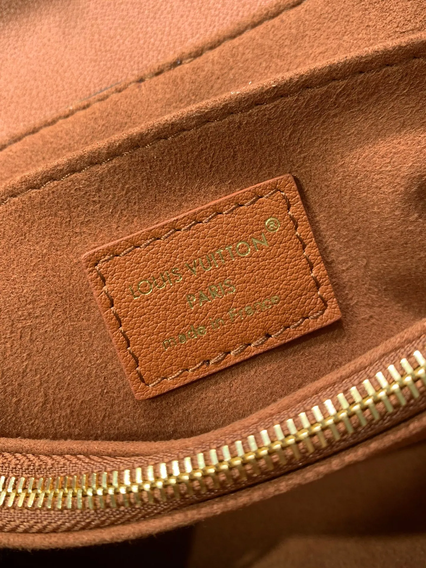 M28288Ｇ免税版 本款 Madeleine BB 手袋出自 Monogram 系列，以经典帆布呈现实用和优雅的兼收并蓄。翻盖、手柄和钥匙包勾勒皮革饰边，耀目 S-lock 锁扣致敬品牌典藏设计。 24.5 x 16 x 8 厘米 (长度 x 高 x 宽)