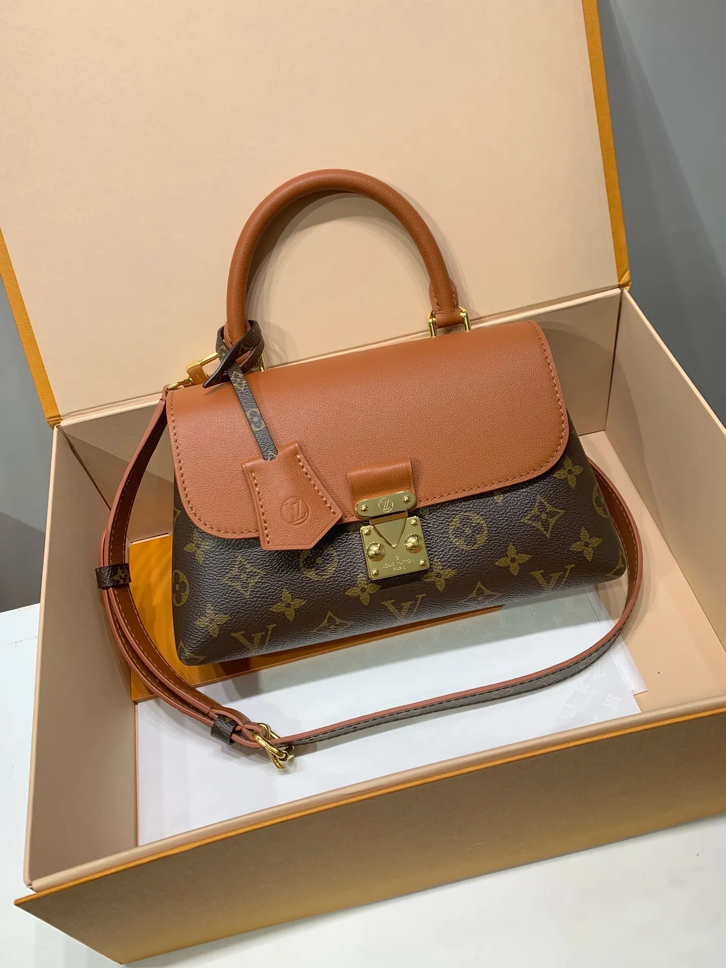 M28288G免税版 本款 Madeleine BB 手袋出自 Monogram 系列,以经典帆布呈现实用和优雅的兼收并蓄。翻盖、手柄和钥匙包勾勒皮革饰边,耀目 S-lock 锁扣致敬品牌典藏设计。 24.5 x 16 x 8 厘米 (长度 x 高 x 宽)