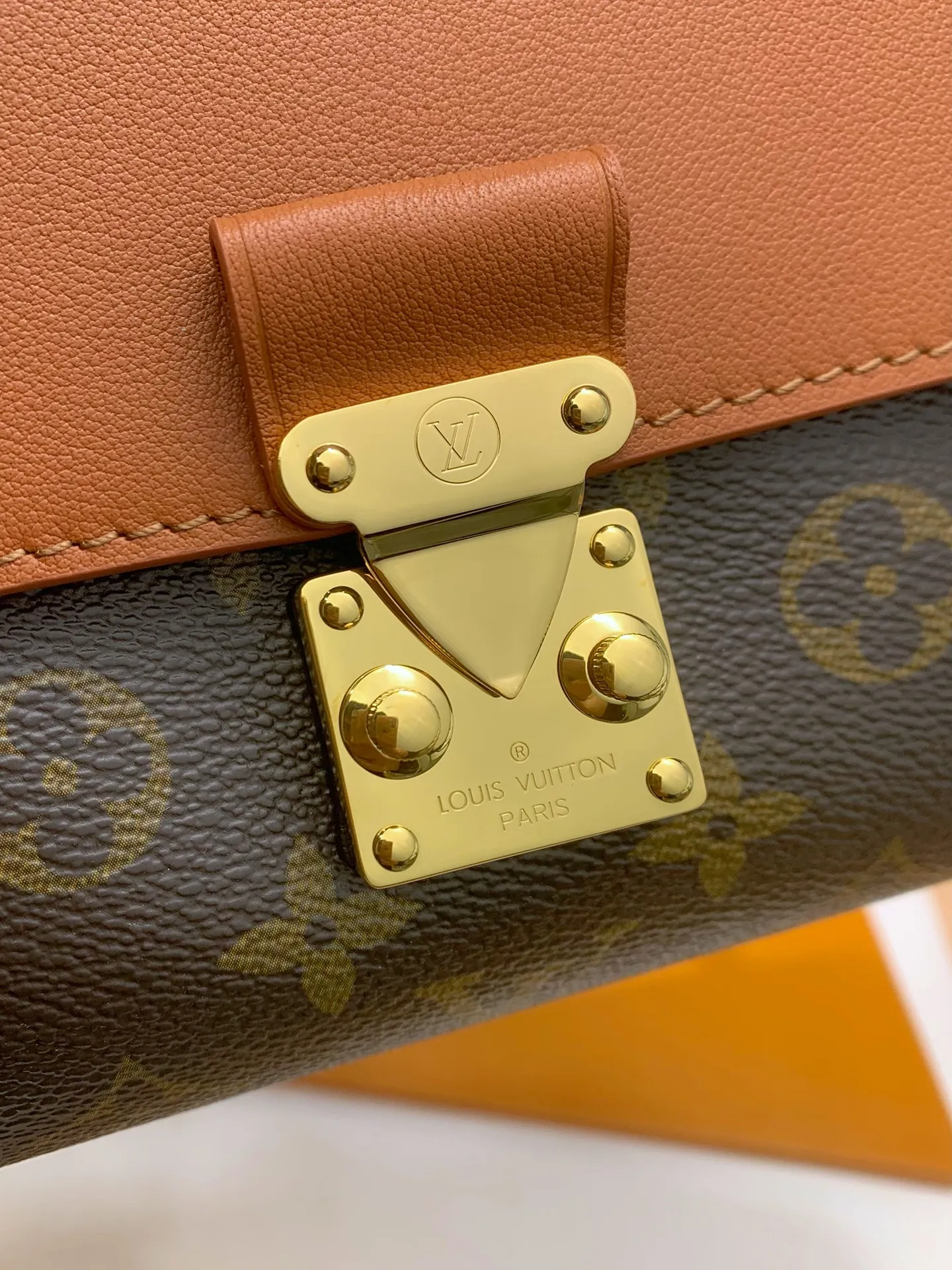 M28288Ｇ免税版 本款 Madeleine BB 手袋出自 Monogram 系列，以经典帆布呈现实用和优雅的兼收并蓄。翻盖、手柄和钥匙包勾勒皮革饰边，耀目 S-lock 锁扣致敬品牌典藏设计。 24.5 x 16 x 8 厘米 (长度 x 高 x 宽)