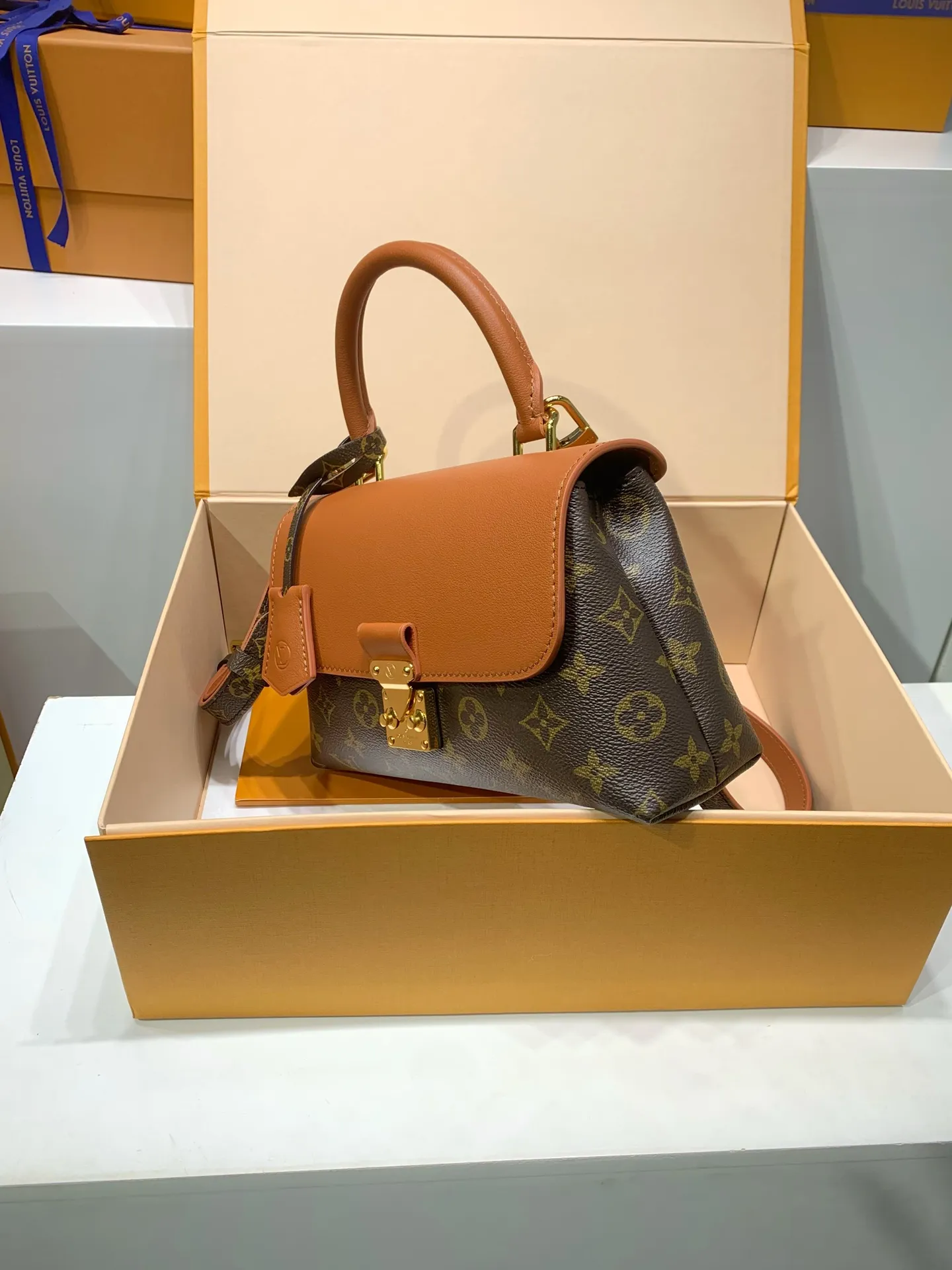 M28288Ｇ免税版 本款 Madeleine BB 手袋出自 Monogram 系列，以经典帆布呈现实用和优雅的兼收并蓄。翻盖、手柄和钥匙包勾勒皮革饰边，耀目 S-lock 锁扣致敬品牌典藏设计。 24.5 x 16 x 8 厘米 (长度 x 高 x 宽)