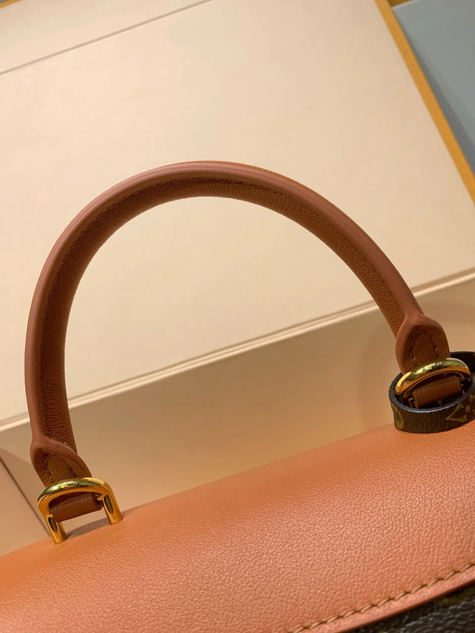 M28288Ｇ免税版 本款 Madeleine BB 手袋出自 Monogram 系列，以经典帆布呈现实用和优雅的兼收并蓄。翻盖、手柄和钥匙包勾勒皮革饰边，耀目 S-lock 锁扣致敬品牌典藏设计。 24.5 x 16 x 8 厘米 (长度 x 高 x 宽)