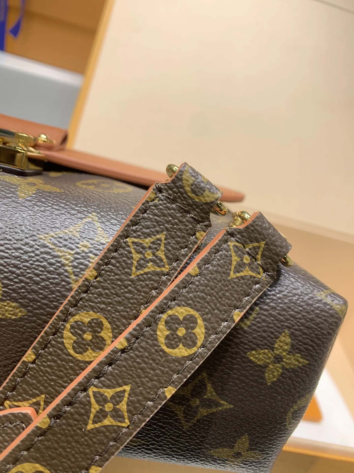M28288Ｇ免税版 本款 Madeleine BB 手袋出自 Monogram 系列，以经典帆布呈现实用和优雅的兼收并蓄。翻盖、手柄和钥匙包勾勒皮革饰边，耀目 S-lock 锁扣致敬品牌典藏设计。 24.5 x 16 x 8 厘米 (长度 x 高 x 宽)