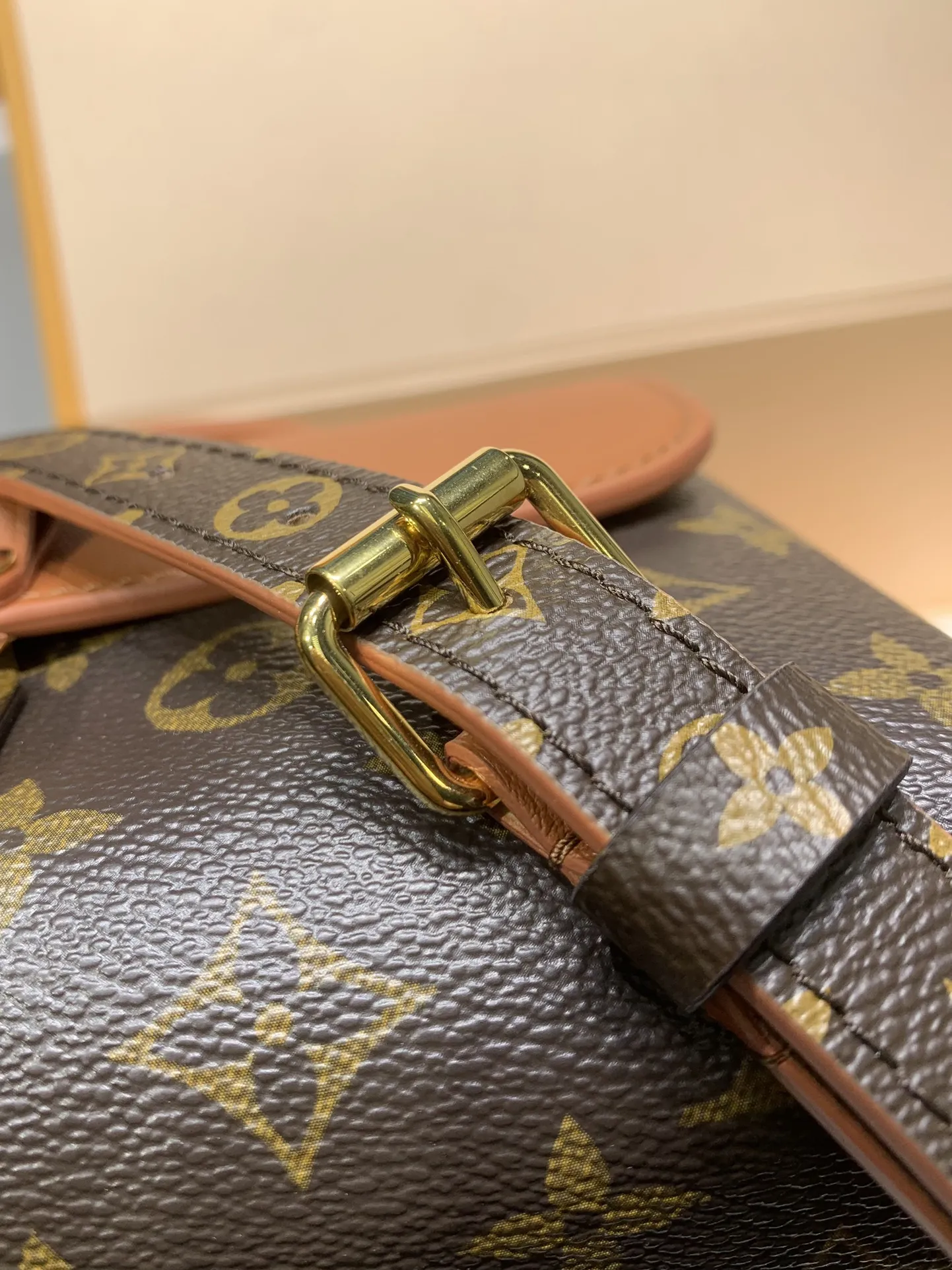 M28288G免税版 本款 Madeleine BB 手袋出自 Monogram 系列,以经典帆布呈现实用和优雅的兼收并蓄。翻盖、手柄和钥匙包勾勒皮革饰边,耀目 S-lock 锁扣致敬品牌典藏设计。 24.5 x 16 x 8 厘米 (长度 x 高 x 宽)