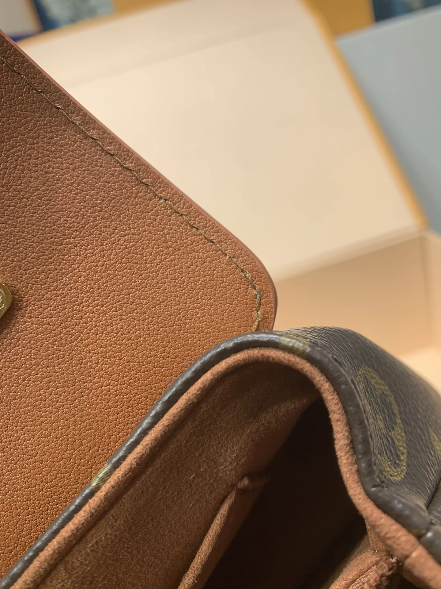 M28288G免税版 本款 Madeleine BB 手袋出自 Monogram 系列,以经典帆布呈现实用和优雅的兼收并蓄。翻盖、手柄和钥匙包勾勒皮革饰边,耀目 S-lock 锁扣致敬品牌典藏设计。 24.5 x 16 x 8 厘米 (长度 x 高 x 宽)