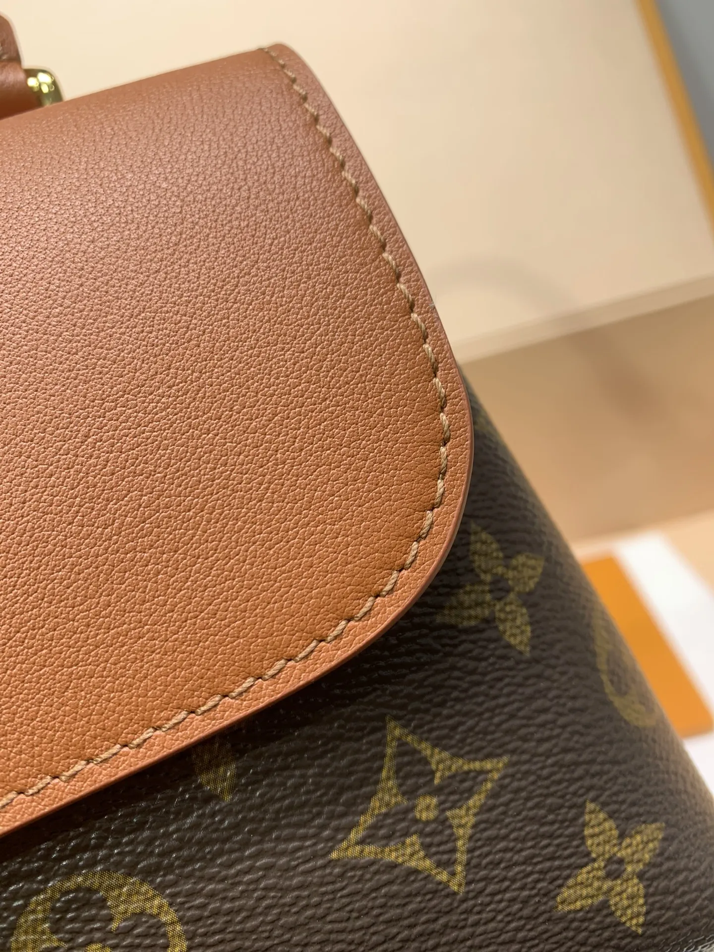 M28288Ｇ免税版 本款 Madeleine BB 手袋出自 Monogram 系列，以经典帆布呈现实用和优雅的兼收并蓄。翻盖、手柄和钥匙包勾勒皮革饰边，耀目 S-lock 锁扣致敬品牌典藏设计。 24.5 x 16 x 8 厘米 (长度 x 高 x 宽)