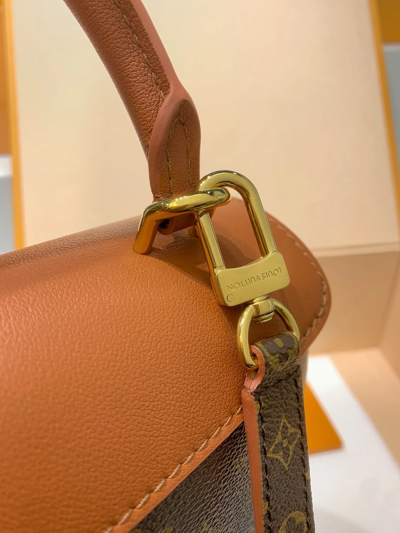 M28288Ｇ免税版 本款 Madeleine BB 手袋出自 Monogram 系列，以经典帆布呈现实用和优雅的兼收并蓄。翻盖、手柄和钥匙包勾勒皮革饰边，耀目 S-lock 锁扣致敬品牌典藏设计。 24.5 x 16 x 8 厘米 (长度 x 高 x 宽)