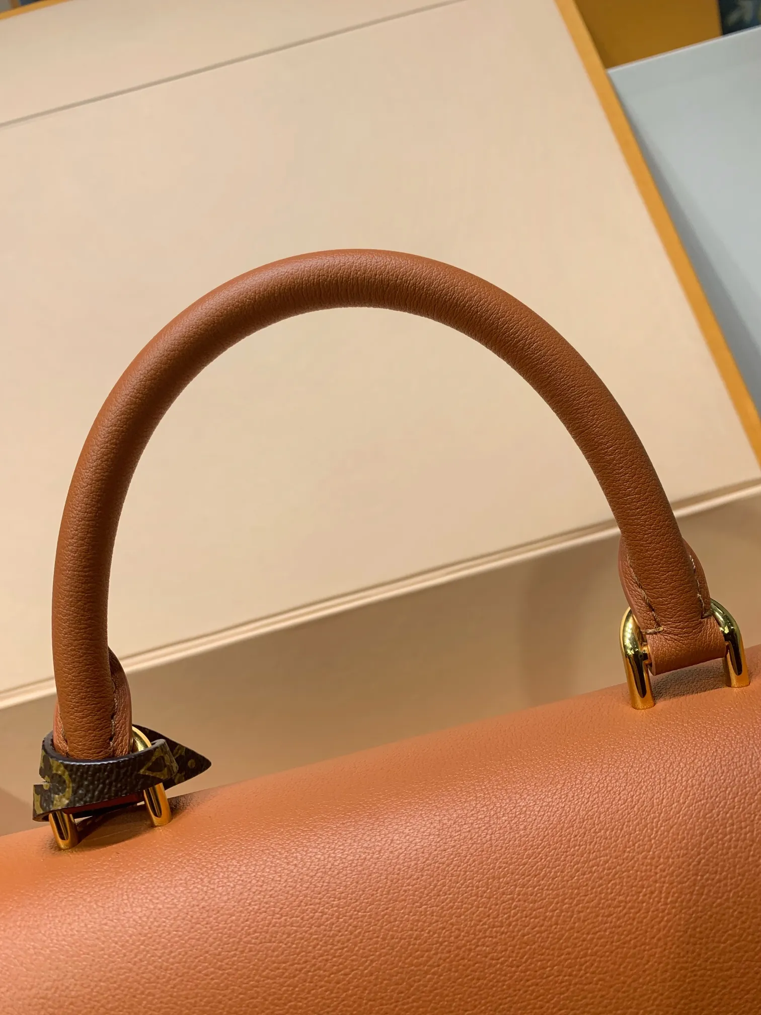 M28288Ｇ免税版 本款 Madeleine BB 手袋出自 Monogram 系列，以经典帆布呈现实用和优雅的兼收并蓄。翻盖、手柄和钥匙包勾勒皮革饰边，耀目 S-lock 锁扣致敬品牌典藏设计。 24.5 x 16 x 8 厘米 (长度 x 高 x 宽)
