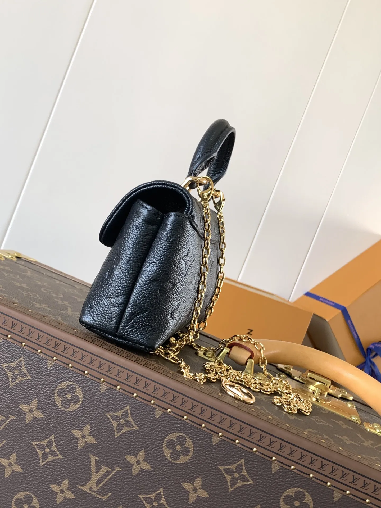 💰480 顶级原单,变码芯片 M12145白 M12144黑 M12211蓝 定制头层牛皮,钢扣 本款 Nano Madeleine 手袋以 Monogram Empreinte 皮革演绎 Madeleine 手袋的袖珍版本,搭配经典 S-lock 锁扣和点缀 LV Circle 标识的可拆卸链条。充裕空间可容纳日常所需,手提、肩背或斜挎皆宜。 12.5 x 6 x 21 厘米 (高 x 宽 x 长度) 软粒面牛皮革 牛皮革饰边 织物内衬 金属件 贴袋配有卡片夹层 风琴隔层 S-lock 锁扣 链条:Z06 链条半长:56.0 厘米 手柄:单手柄 本品产地为法国、西班牙、意大利和美国之一