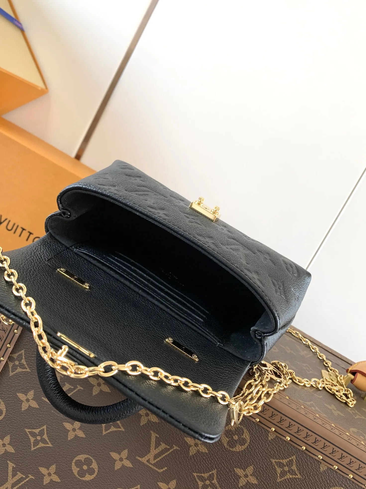 💰480 顶级原单，变码芯片 M12145白 M12144黑 M12211蓝 定制头层牛皮，钢扣 本款 Nano Madeleine 手袋以 Monogram Empreinte 皮革演绎 Madeleine 手袋的袖珍版本，搭配经典 S-lock 锁扣和点缀 LV Circle 标识的可拆卸链条。充裕空间可容纳日常所需，手提、肩背或斜挎皆宜。 12.5 x 6 x 21 厘米 (高 x 宽 x 长度) 软粒面牛皮革 牛皮革饰边 织物内衬 金属件 贴袋配有卡片夹层 风琴隔层 S-lock 锁扣 链条：Z06 链条半长：56.0 厘米 手柄：单手柄 本品产地为法国、西班牙、意大利和美国之一