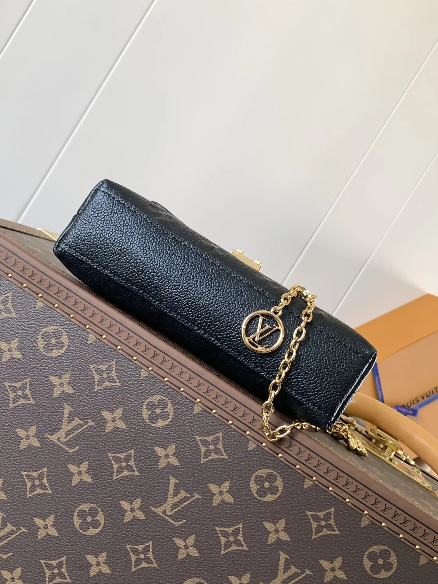 💰480 顶级原单，变码芯片 M12145白 M12144黑 M12211蓝 定制头层牛皮，钢扣 本款 Nano Madeleine 手袋以 Monogram Empreinte 皮革演绎 Madeleine 手袋的袖珍版本，搭配经典 S-lock 锁扣和点缀 LV Circle 标识的可拆卸链条。充裕空间可容纳日常所需，手提、肩背或斜挎皆宜。 12.5 x 6 x 21 厘米 (高 x 宽 x 长度) 软粒面牛皮革 牛皮革饰边 织物内衬 金属件 贴袋配有卡片夹层 风琴隔层 S-lock 锁扣 链条：Z06 链条半长：56.0 厘米 手柄：单手柄 本品产地为法国、西班牙、意大利和美国之一