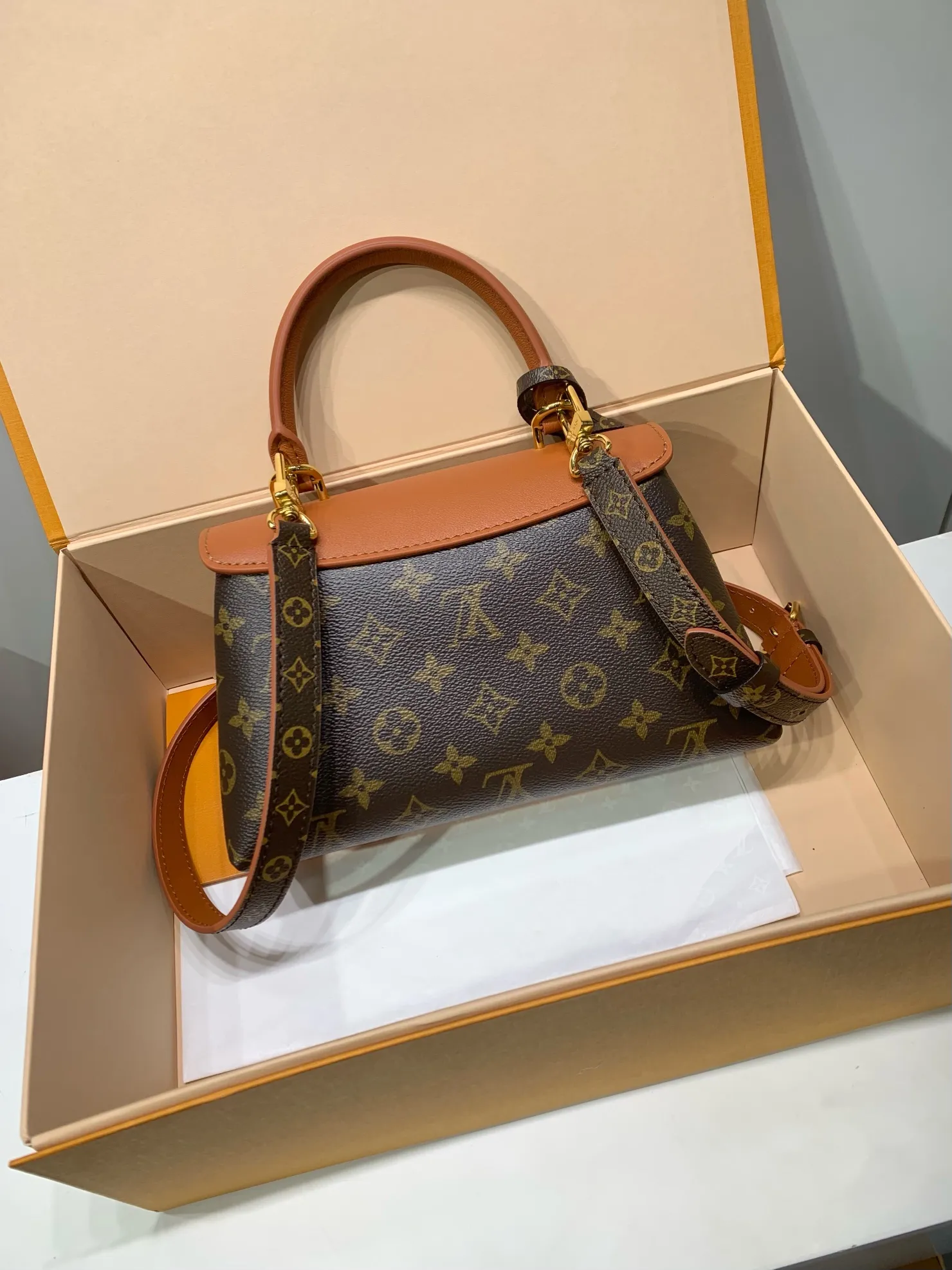 M28288Ｇ免税版 本款 Madeleine BB 手袋出自 Monogram 系列，以经典帆布呈现实用和优雅的兼收并蓄。翻盖、手柄和钥匙包勾勒皮革饰边，耀目 S-lock 锁扣致敬品牌典藏设计。 24.5 x 16 x 8 厘米 (长度 x 高 x 宽)