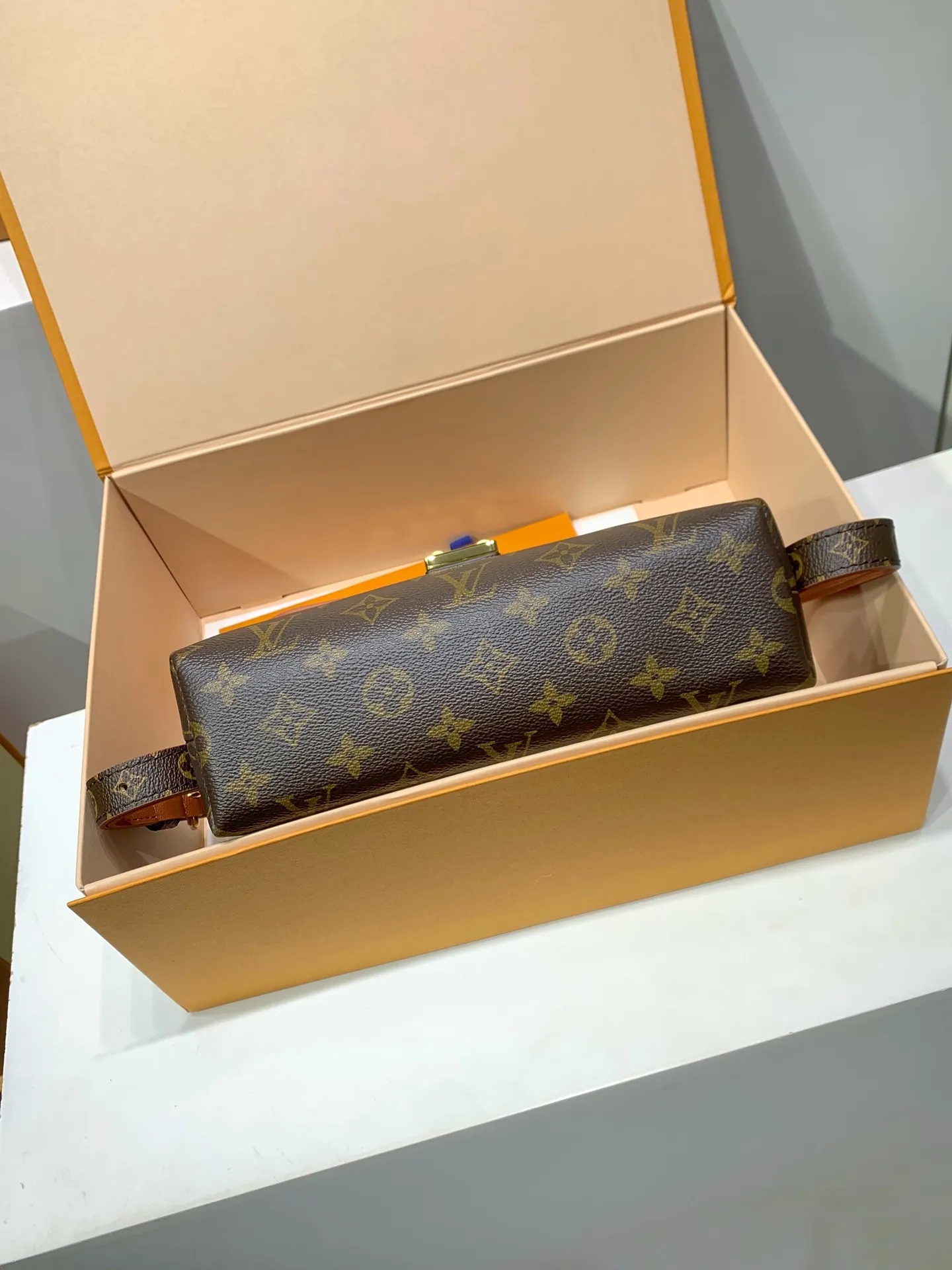 M28288Ｇ免税版 本款 Madeleine BB 手袋出自 Monogram 系列，以经典帆布呈现实用和优雅的兼收并蓄。翻盖、手柄和钥匙包勾勒皮革饰边，耀目 S-lock 锁扣致敬品牌典藏设计。 24.5 x 16 x 8 厘米 (长度 x 高 x 宽)