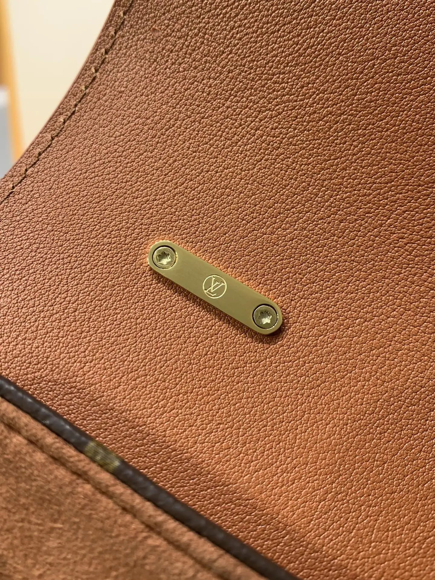 M28288Ｇ免税版 本款 Madeleine BB 手袋出自 Monogram 系列，以经典帆布呈现实用和优雅的兼收并蓄。翻盖、手柄和钥匙包勾勒皮革饰边，耀目 S-lock 锁扣致敬品牌典藏设计。 24.5 x 16 x 8 厘米 (长度 x 高 x 宽)