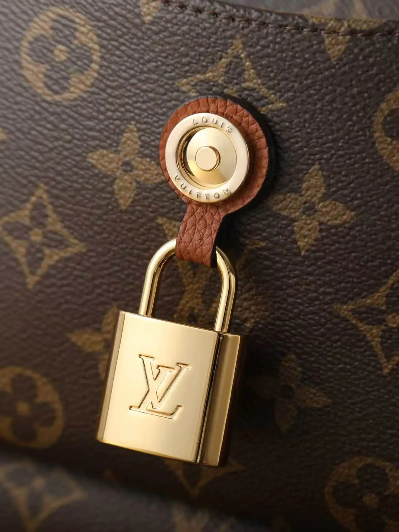 p360💰 顶级原单 动态163 M26285黑色 M27065棕色大号 M26398黑色 M27067酒红 小号 Saint-Germain PM手袋出自优雅的巴黎街区。她以这个名字著称，灵感十足。这款优雅的单格帆布和皮革模型配有金色链条和标志性的LV挂锁，这是对路易威登历史性手提箱的致敬。尺寸是所有必需品的理想选择。借助外部抽屉，卡片或钥匙随时随地随身携带。链条可对角线佩戴于身体或肩膀上方，这款手提包也可以拿在手上使用。 尺寸:30.5 x 21 x 12.5厘米 （长度x高度x宽度）