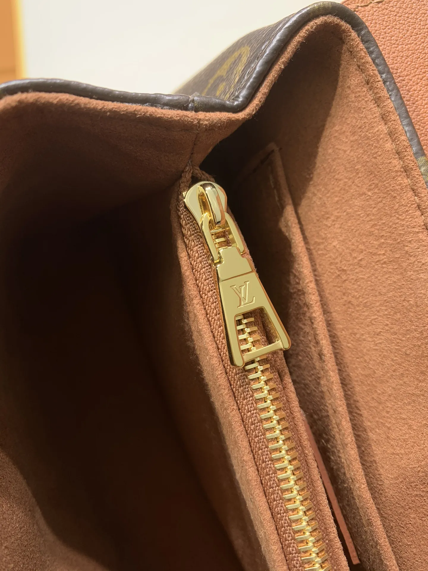 M28288Ｇ免税版 本款 Madeleine BB 手袋出自 Monogram 系列，以经典帆布呈现实用和优雅的兼收并蓄。翻盖、手柄和钥匙包勾勒皮革饰边，耀目 S-lock 锁扣致敬品牌典藏设计。 24.5 x 16 x 8 厘米 (长度 x 高 x 宽)