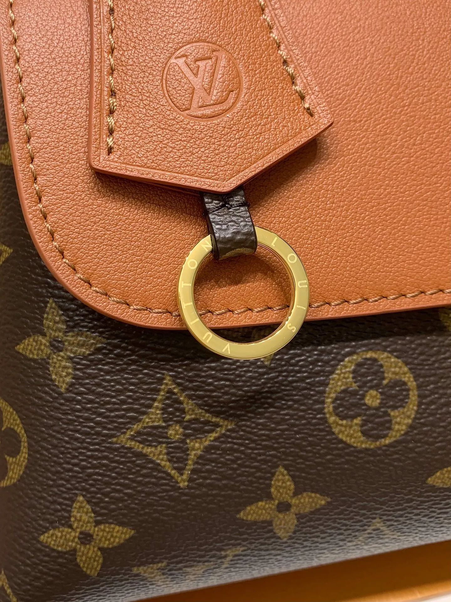 M28288Ｇ免税版 本款 Madeleine BB 手袋出自 Monogram 系列，以经典帆布呈现实用和优雅的兼收并蓄。翻盖、手柄和钥匙包勾勒皮革饰边，耀目 S-lock 锁扣致敬品牌典藏设计。 24.5 x 16 x 8 厘米 (长度 x 高 x 宽)