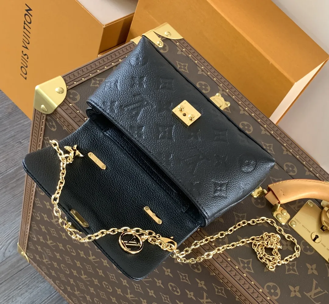 💰480 顶级原单，变码芯片 M12145白 M12144黑 M12211蓝 定制头层牛皮，钢扣 本款 Nano Madeleine 手袋以 Monogram Empreinte 皮革演绎 Madeleine 手袋的袖珍版本，搭配经典 S-lock 锁扣和点缀 LV Circle 标识的可拆卸链条。充裕空间可容纳日常所需，手提、肩背或斜挎皆宜。 12.5 x 6 x 21 厘米 (高 x 宽 x 长度) 软粒面牛皮革 牛皮革饰边 织物内衬 金属件 贴袋配有卡片夹层 风琴隔层 S-lock 锁扣 链条：Z06 链条半长：56.0 厘米 手柄：单手柄 本品产地为法国、西班牙、意大利和美国之一